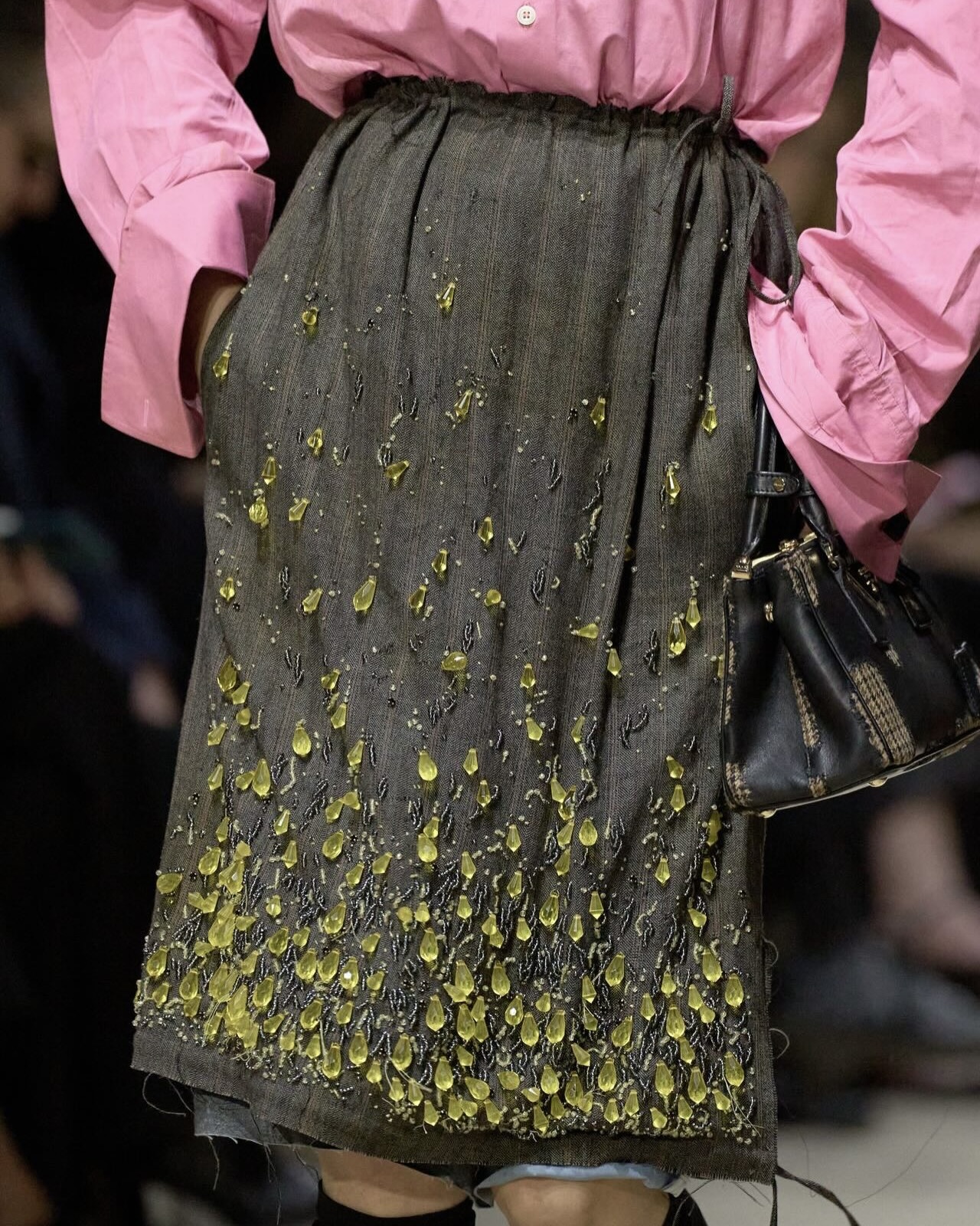 팬츠 말고 스커트를 겹친다고?😮
한 겹 더해 깊이 있게, 프라다식 스커트 레이어드 확인해 봐✨💗

프라다 2026 가을 / 겨울 패션쇼는 겹겹이 쌓아 올린 레이어드 룩으로 강한 인상을 남겼는데요. 여러 아이템을 층층이 더해 완성한 실루엣 가운데 주목할 요소는 스커트입니다. 베이직한 아이템에 한 겹 더하는 방식만으로도 전혀 다른 분위기를 만들죠.

울과 새틴, 시스루 등 서로 다른 소재를 한 룩에 담아낸 것도 눈에 띄는데요. 묵직한 원단 위에 가볍고 얇은 소재를 겹쳐 자연스러운 대비를 만들고, 그 차이에서 오는 깊이감으로 매력을 살렸죠. 이번 시즌 스커트 레이어드로 색다른 스타일을 완성해 보세요. 이미지6