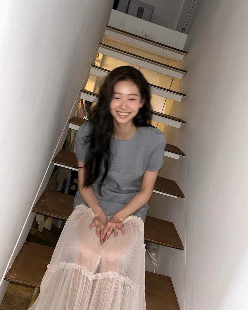샤스커트 어디까지 입어봤어?🤍
무채색 코디도 단번에 화사해지는 마법템🪄🔮 @이렇게 입어봐
겹겹이 쌓인 튤 특유의 텍스처가 돋보이는 샤스커트는 봄 시즌마다 손이 가는 아이템입니다. 은은하게 비치는 소재와 풍성한 실루엣이 움직임에 따라 부드러운 볼륨을 만들고, 허리선을 잡아주며 아래로 퍼지는 A 라인은 하체를 자연스럽게 커버합니다.
후드 집업이나 니트와 매치하면 과하지 않게 페미닌한 무드를 연출할 수 있고, 가죽 자킷을 더하면 대비되는 질감이 어우러져 세련된 룩이 완성되죠. 가볍게 흩날리는 소재 덕분에 봄 특유의 산뜻함과 여성스러운 분위기를 담아내기 쉬운 아이템입니다. 이미지9