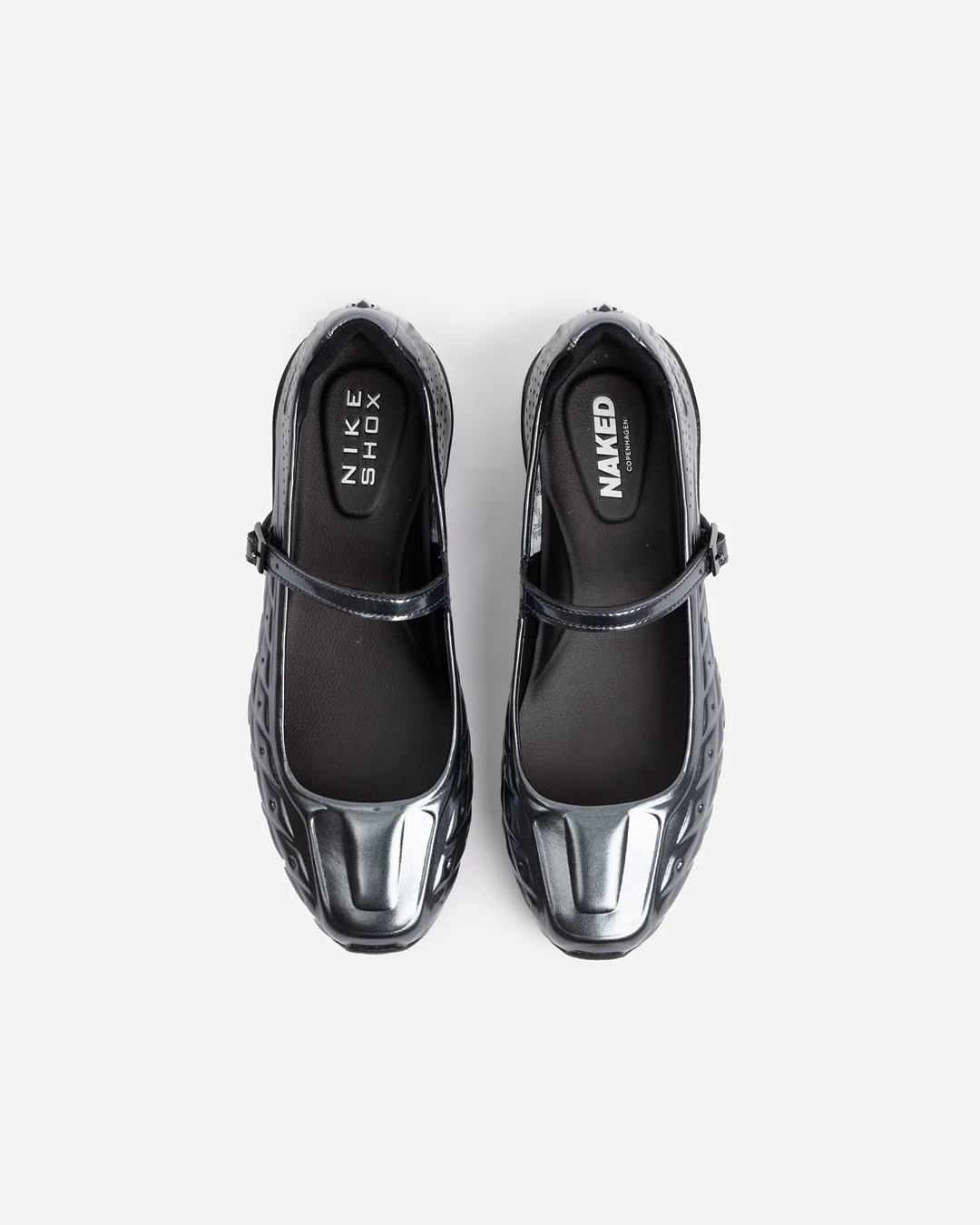 러닝 감성에 메리제인 실루엣?? 🔍
쿠셔닝 그대로, 분위기는 180도 바뀐 샥스의 재해석🩶💫
최근 네이키드 코펜하겐과 나이키 협업 제품인 샥스 Z 칼리스트라를 공개했는데요. 합성 가죽으로 완성한 갑피에 광택감 있는 마감과 입체적인 실루엣을 더해 미래지향적인 무드를 강조했습니다.
힐 대신 샥스 특유의 기둥형 쿠셔닝을 더해 편안한 착화감을 갖췄으며, 다리 라인을 더욱 길어 보이게 만들죠. 여기에 브랜드 로고 디테일과 금속 스트랩을 더해 완성도를 높였습니다. 스포티한 이미지를 덜어낸 샥스 Z 칼리스트라는 3월 7일 출시 예정입니다. 이미지3