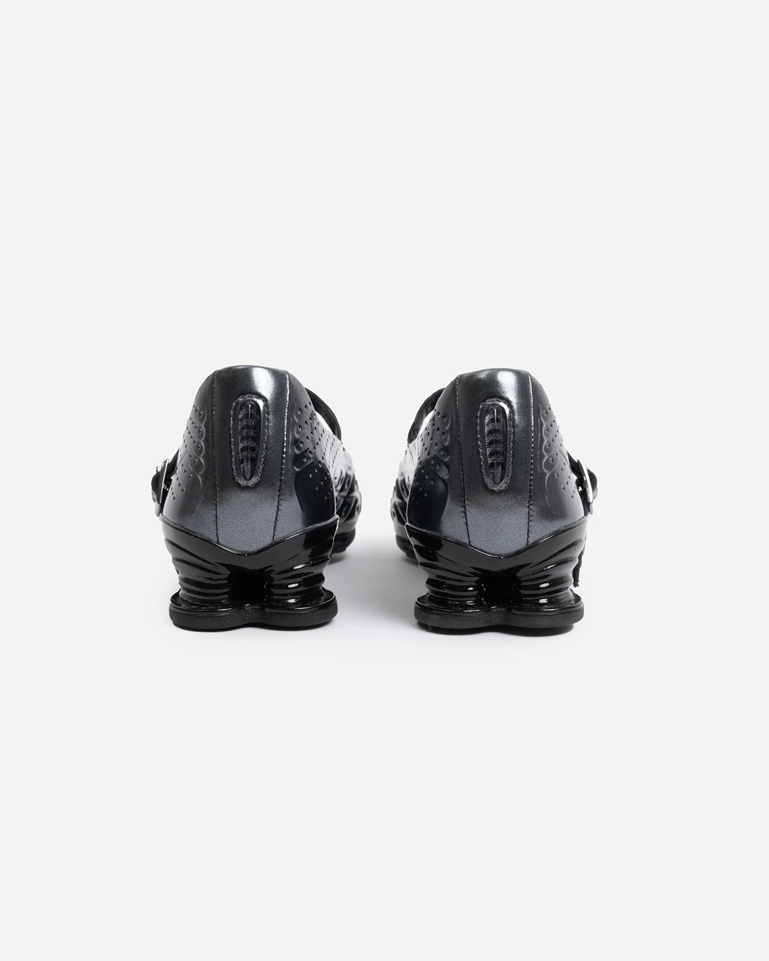 러닝 감성에 메리제인 실루엣?? 🔍
쿠셔닝 그대로, 분위기는 180도 바뀐 샥스의 재해석🩶💫
최근 네이키드 코펜하겐과 나이키 협업 제품인 샥스 Z 칼리스트라를 공개했는데요. 합성 가죽으로 완성한 갑피에 광택감 있는 마감과 입체적인 실루엣을 더해 미래지향적인 무드를 강조했습니다.
힐 대신 샥스 특유의 기둥형 쿠셔닝을 더해 편안한 착화감을 갖췄으며, 다리 라인을 더욱 길어 보이게 만들죠. 여기에 브랜드 로고 디테일과 금속 스트랩을 더해 완성도를 높였습니다. 스포티한 이미지를 덜어낸 샥스 Z 칼리스트라는 3월 7일 출시 예정입니다. 이미지4