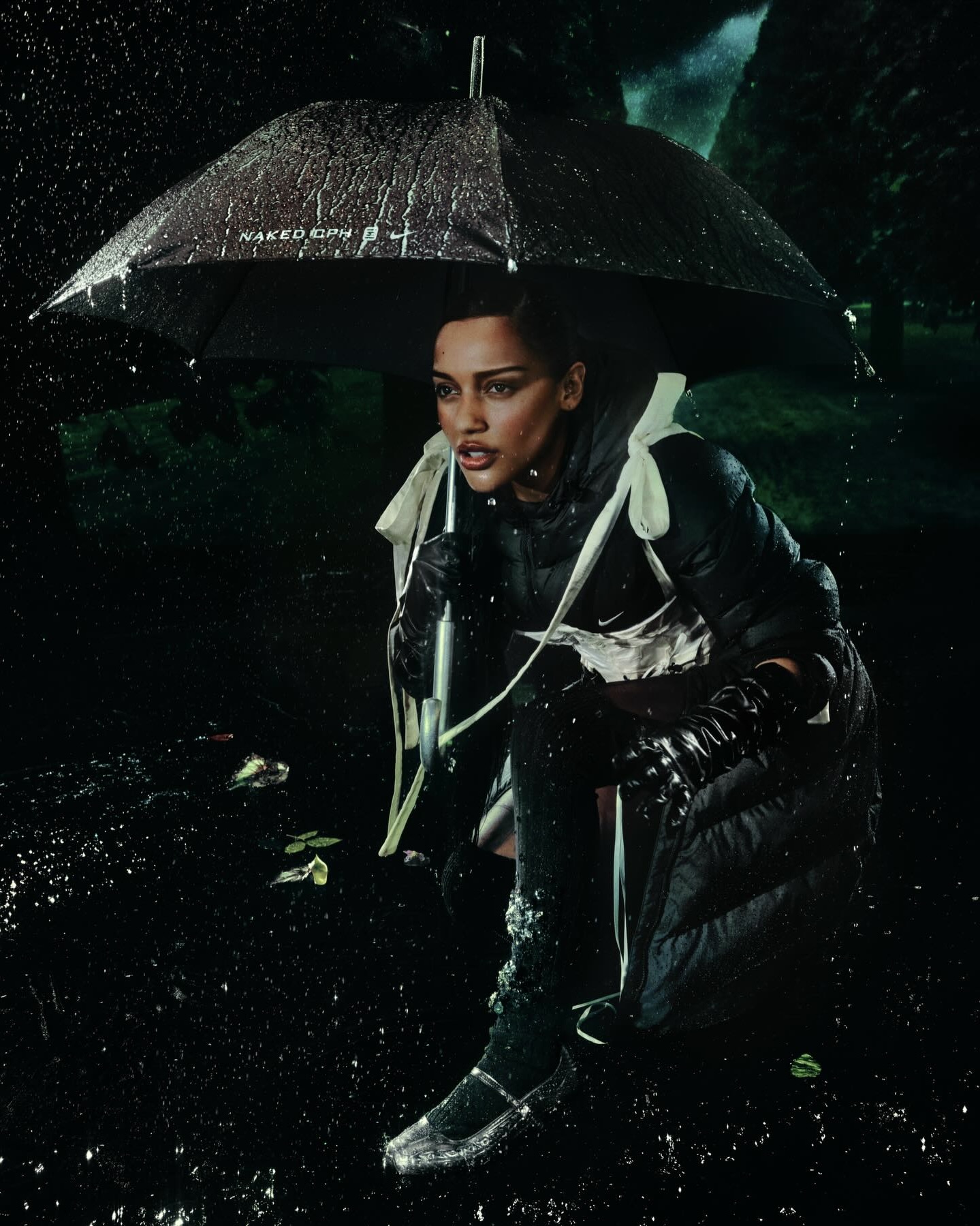 러닝 감성에 메리제인 실루엣?? 🔍
쿠셔닝 그대로, 분위기는 180도 바뀐 샥스의 재해석🩶💫
최근 네이키드 코펜하겐과 나이키 협업 제품인 샥스 Z 칼리스트라를 공개했는데요. 합성 가죽으로 완성한 갑피에 광택감 있는 마감과 입체적인 실루엣을 더해 미래지향적인 무드를 강조했습니다.
힐 대신 샥스 특유의 기둥형 쿠셔닝을 더해 편안한 착화감을 갖췄으며, 다리 라인을 더욱 길어 보이게 만들죠. 여기에 브랜드 로고 디테일과 금속 스트랩을 더해 완성도를 높였습니다. 스포티한 이미지를 덜어낸 샥스 Z 칼리스트라는 3월 7일 출시 예정입니다. 이미지8