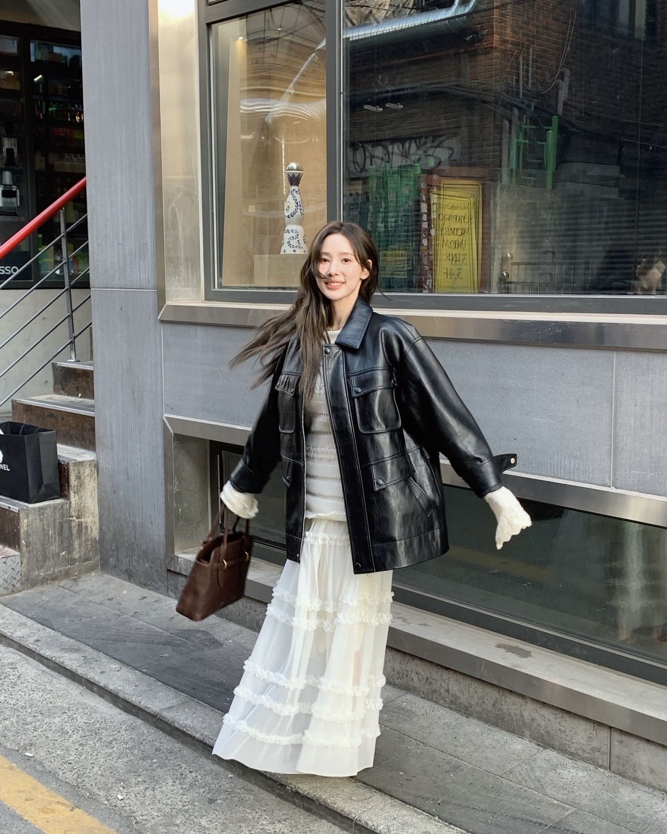 샤스커트 어디까지 입어봤어?🤍
무채색 코디도 단번에 화사해지는 마법템🪄🔮 @이렇게 입어봐
겹겹이 쌓인 튤 특유의 텍스처가 돋보이는 샤스커트는 봄 시즌마다 손이 가는 아이템입니다. 은은하게 비치는 소재와 풍성한 실루엣이 움직임에 따라 부드러운 볼륨을 만들고, 허리선을 잡아주며 아래로 퍼지는 A 라인은 하체를 자연스럽게 커버합니다.
후드 집업이나 니트와 매치하면 과하지 않게 페미닌한 무드를 연출할 수 있고, 가죽 자킷을 더하면 대비되는 질감이 어우러져 세련된 룩이 완성되죠. 가볍게 흩날리는 소재 덕분에 봄 특유의 산뜻함과 여성스러운 분위기를 담아내기 쉬운 아이템입니다. 이미지3