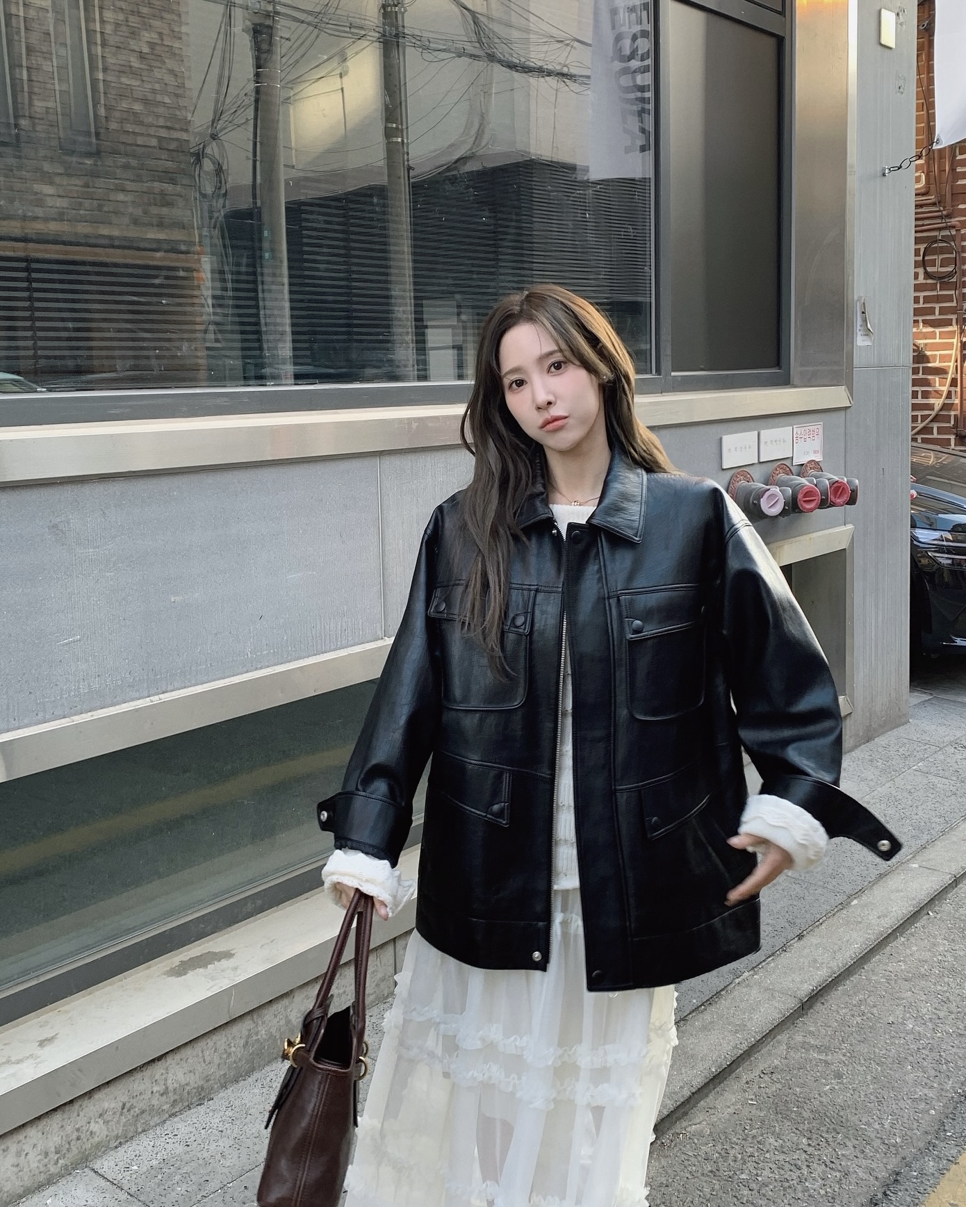 샤스커트 어디까지 입어봤어?🤍
무채색 코디도 단번에 화사해지는 마법템🪄🔮 @이렇게 입어봐
겹겹이 쌓인 튤 특유의 텍스처가 돋보이는 샤스커트는 봄 시즌마다 손이 가는 아이템입니다. 은은하게 비치는 소재와 풍성한 실루엣이 움직임에 따라 부드러운 볼륨을 만들고, 허리선을 잡아주며 아래로 퍼지는 A 라인은 하체를 자연스럽게 커버합니다.
후드 집업이나 니트와 매치하면 과하지 않게 페미닌한 무드를 연출할 수 있고, 가죽 자킷을 더하면 대비되는 질감이 어우러져 세련된 룩이 완성되죠. 가볍게 흩날리는 소재 덕분에 봄 특유의 산뜻함과 여성스러운 분위기를 담아내기 쉬운 아이템입니다. 이미지8