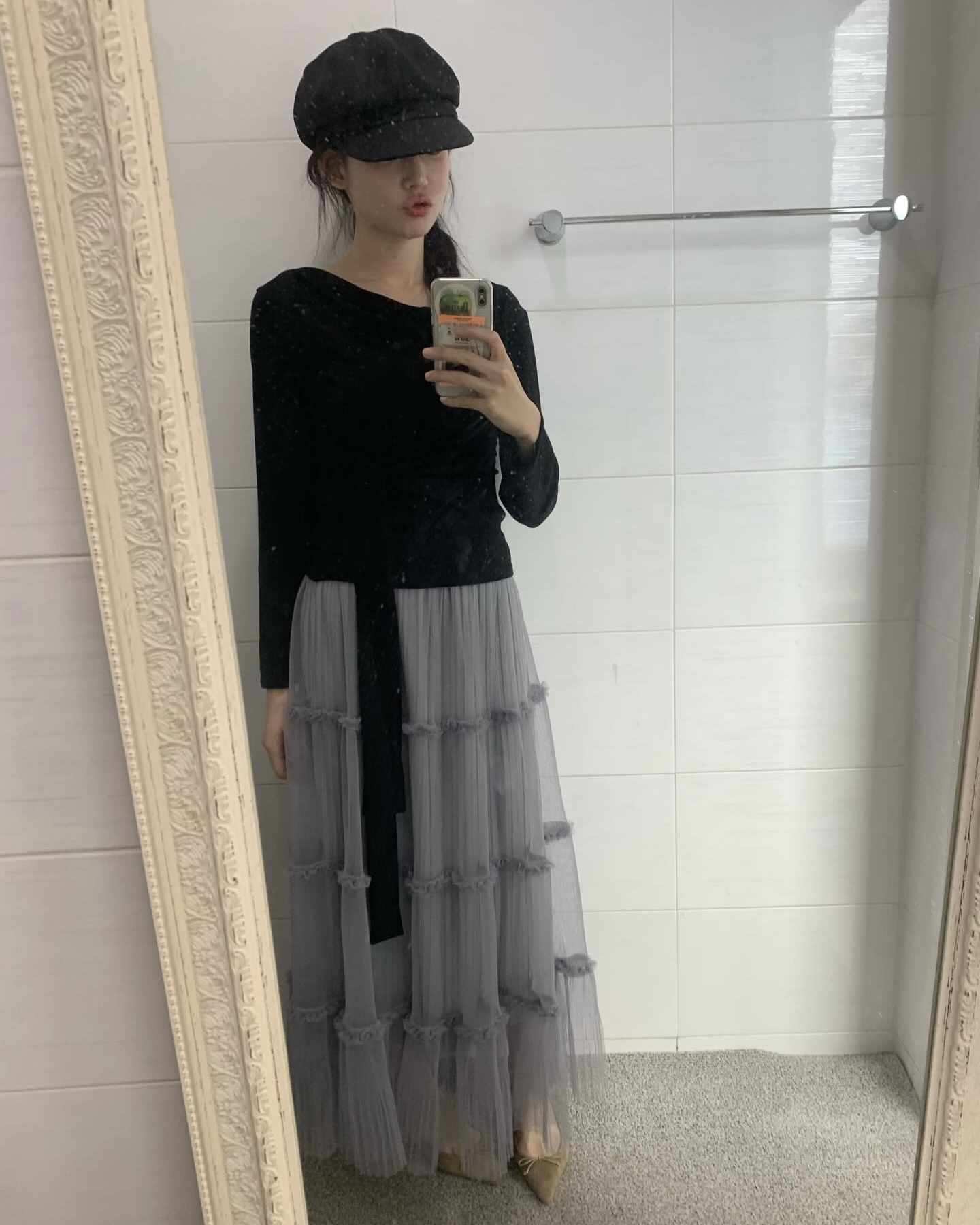 샤스커트 어디까지 입어봤어?🤍
무채색 코디도 단번에 화사해지는 마법템🪄🔮 @이렇게 입어봐
겹겹이 쌓인 튤 특유의 텍스처가 돋보이는 샤스커트는 봄 시즌마다 손이 가는 아이템입니다. 은은하게 비치는 소재와 풍성한 실루엣이 움직임에 따라 부드러운 볼륨을 만들고, 허리선을 잡아주며 아래로 퍼지는 A 라인은 하체를 자연스럽게 커버합니다.
후드 집업이나 니트와 매치하면 과하지 않게 페미닌한 무드를 연출할 수 있고, 가죽 자킷을 더하면 대비되는 질감이 어우러져 세련된 룩이 완성되죠. 가볍게 흩날리는 소재 덕분에 봄 특유의 산뜻함과 여성스러운 분위기를 담아내기 쉬운 아이템입니다. 이미지7