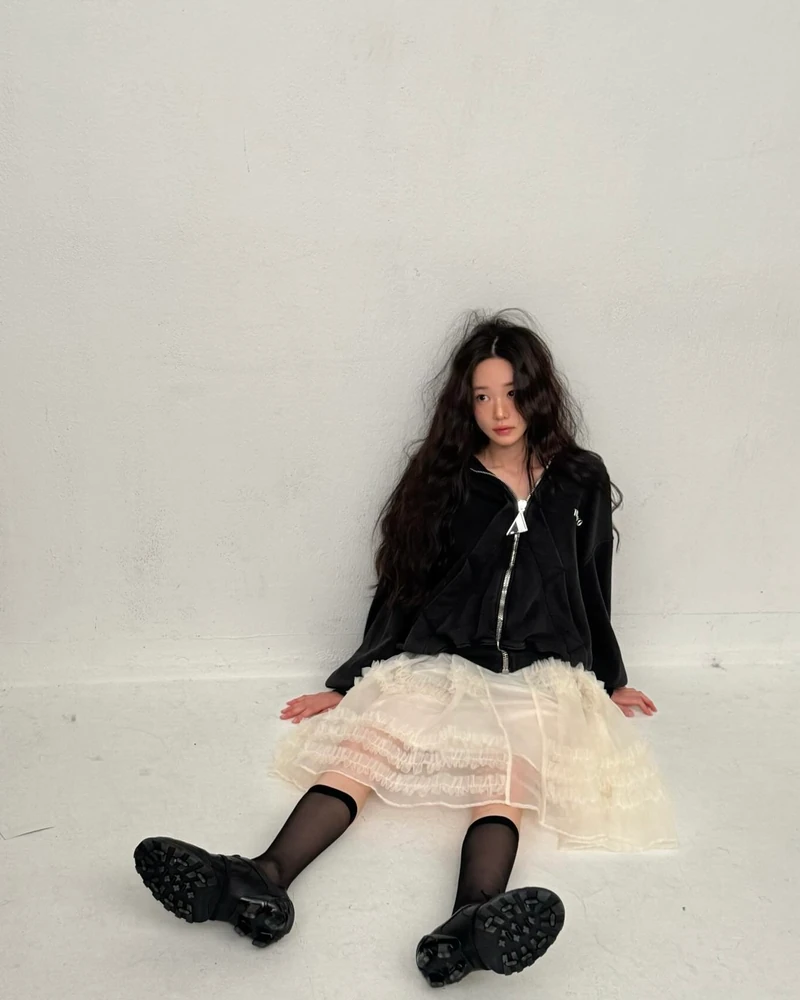 샤스커트 어디까지 입어봤어?🤍
무채색 코디도 단번에 화사해지는 마법템🪄🔮 @이렇게 입어봐
겹겹이 쌓인 튤 특유의 텍스처가 돋보이는 샤스커트는 봄 시즌마다 손이 가는 아이템입니다. 은은하게 비치는 소재와 풍성한 실루엣이 움직임에 따라 부드러운 볼륨을 만들고, 허리선을 잡아주며 아래로 퍼지는 A 라인은 하체를 자연스럽게 커버합니다.
후드 집업이나 니트와 매치하면 과하지 않게 페미닌한 무드를 연출할 수 있고, 가죽 자킷을 더하면 대비되는 질감이 어우러져 세련된 룩이 완성되죠. 가볍게 흩날리는 소재 덕분에 봄 특유의 산뜻함과 여성스러운 분위기를 담아내기 쉬운 아이템입니다. 이미지2