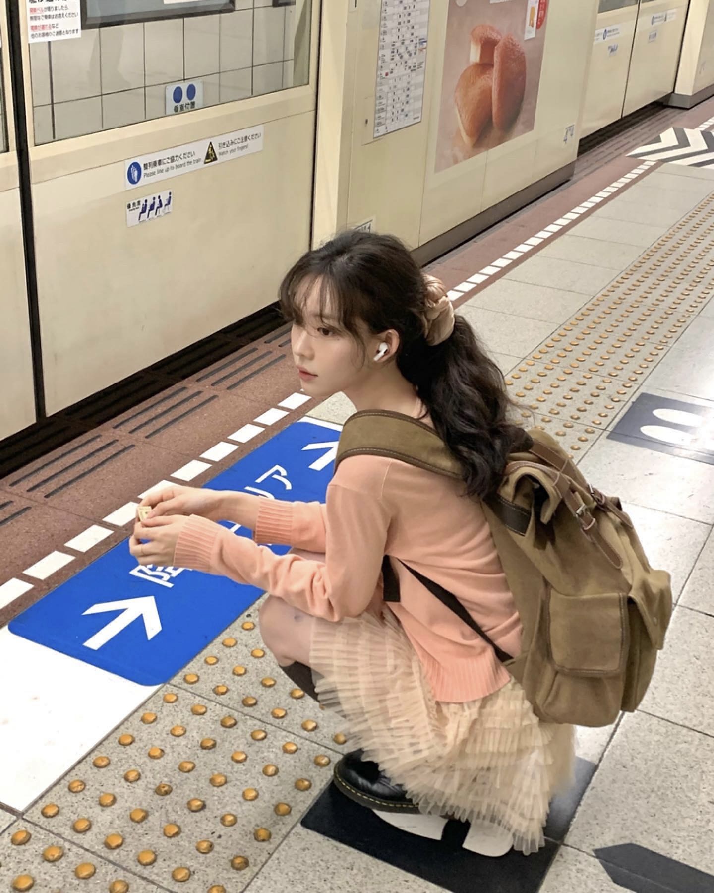 샤스커트 어디까지 입어봤어?🤍
무채색 코디도 단번에 화사해지는 마법템🪄🔮 @이렇게 입어봐
겹겹이 쌓인 튤 특유의 텍스처가 돋보이는 샤스커트는 봄 시즌마다 손이 가는 아이템입니다. 은은하게 비치는 소재와 풍성한 실루엣이 움직임에 따라 부드러운 볼륨을 만들고, 허리선을 잡아주며 아래로 퍼지는 A 라인은 하체를 자연스럽게 커버합니다.
후드 집업이나 니트와 매치하면 과하지 않게 페미닌한 무드를 연출할 수 있고, 가죽 자킷을 더하면 대비되는 질감이 어우러져 세련된 룩이 완성되죠. 가볍게 흩날리는 소재 덕분에 봄 특유의 산뜻함과 여성스러운 분위기를 담아내기 쉬운 아이템입니다. 이미지5