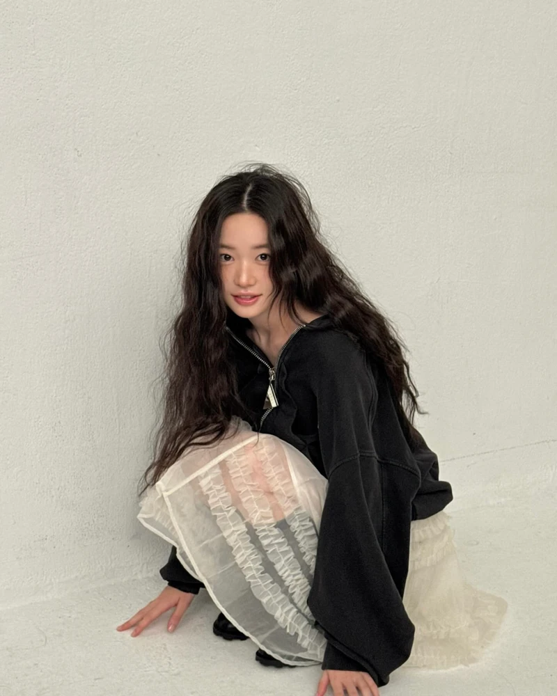 샤스커트 어디까지 입어봤어?🤍
무채색 코디도 단번에 화사해지는 마법템🪄🔮 @이렇게 입어봐
겹겹이 쌓인 튤 특유의 텍스처가 돋보이는 샤스커트는 봄 시즌마다 손이 가는 아이템입니다. 은은하게 비치는 소재와 풍성한 실루엣이 움직임에 따라 부드러운 볼륨을 만들고, 허리선을 잡아주며 아래로 퍼지는 A 라인은 하체를 자연스럽게 커버합니다.
후드 집업이나 니트와 매치하면 과하지 않게 페미닌한 무드를 연출할 수 있고, 가죽 자킷을 더하면 대비되는 질감이 어우러져 세련된 룩이 완성되죠. 가볍게 흩날리는 소재 덕분에 봄 특유의 산뜻함과 여성스러운 분위기를 담아내기 쉬운 아이템입니다. 이미지1