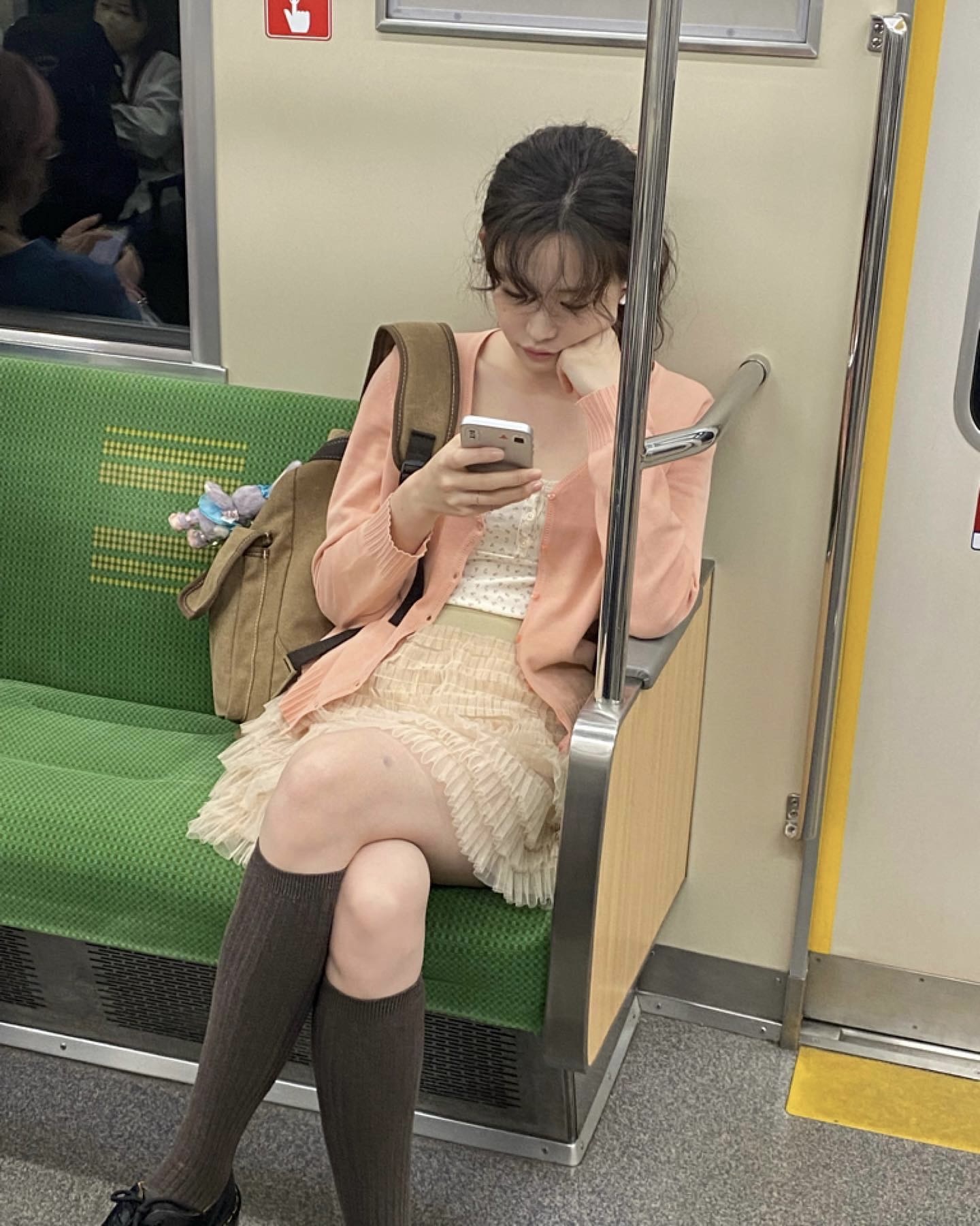 샤스커트 어디까지 입어봤어?🤍
무채색 코디도 단번에 화사해지는 마법템🪄🔮 @이렇게 입어봐
겹겹이 쌓인 튤 특유의 텍스처가 돋보이는 샤스커트는 봄 시즌마다 손이 가는 아이템입니다. 은은하게 비치는 소재와 풍성한 실루엣이 움직임에 따라 부드러운 볼륨을 만들고, 허리선을 잡아주며 아래로 퍼지는 A 라인은 하체를 자연스럽게 커버합니다.
후드 집업이나 니트와 매치하면 과하지 않게 페미닌한 무드를 연출할 수 있고, 가죽 자킷을 더하면 대비되는 질감이 어우러져 세련된 룩이 완성되죠. 가볍게 흩날리는 소재 덕분에 봄 특유의 산뜻함과 여성스러운 분위기를 담아내기 쉬운 아이템입니다. 이미지10