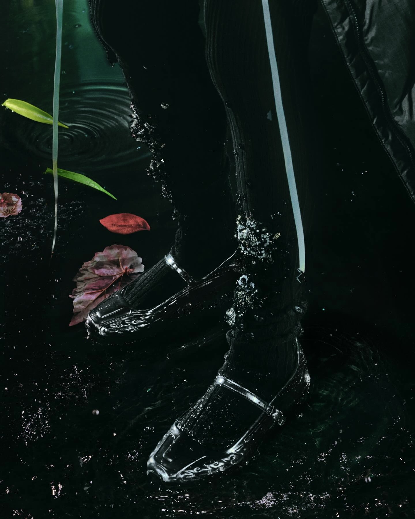 러닝 감성에 메리제인 실루엣?? 🔍
쿠셔닝 그대로, 분위기는 180도 바뀐 샥스의 재해석🩶💫
최근 네이키드 코펜하겐과 나이키 협업 제품인 샥스 Z 칼리스트라를 공개했는데요. 합성 가죽으로 완성한 갑피에 광택감 있는 마감과 입체적인 실루엣을 더해 미래지향적인 무드를 강조했습니다.
힐 대신 샥스 특유의 기둥형 쿠셔닝을 더해 편안한 착화감을 갖췄으며, 다리 라인을 더욱 길어 보이게 만들죠. 여기에 브랜드 로고 디테일과 금속 스트랩을 더해 완성도를 높였습니다. 스포티한 이미지를 덜어낸 샥스 Z 칼리스트라는 3월 7일 출시 예정입니다. 이미지5