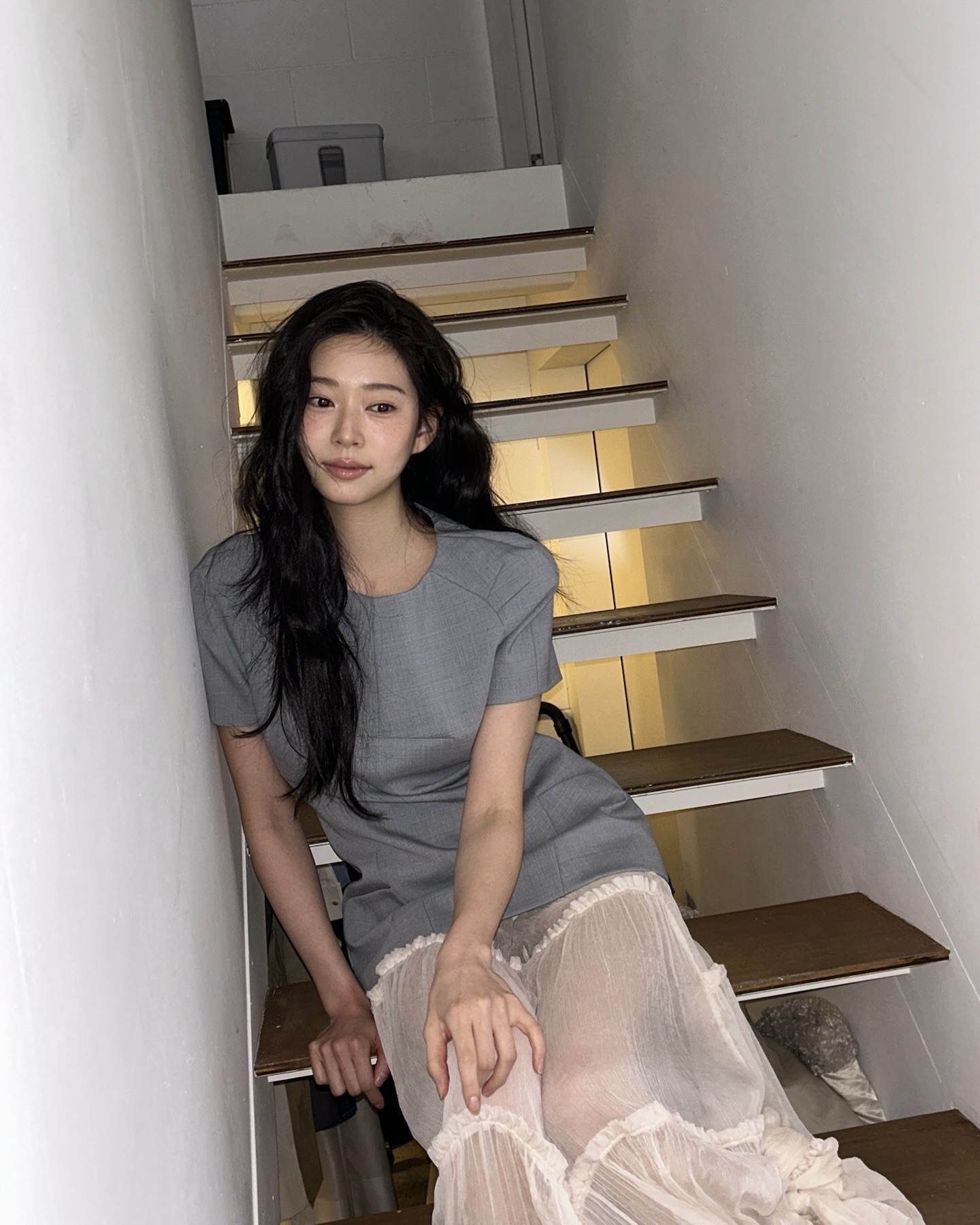 샤스커트 어디까지 입어봤어?🤍
무채색 코디도 단번에 화사해지는 마법템🪄🔮 @이렇게 입어봐
겹겹이 쌓인 튤 특유의 텍스처가 돋보이는 샤스커트는 봄 시즌마다 손이 가는 아이템입니다. 은은하게 비치는 소재와 풍성한 실루엣이 움직임에 따라 부드러운 볼륨을 만들고, 허리선을 잡아주며 아래로 퍼지는 A 라인은 하체를 자연스럽게 커버합니다.
후드 집업이나 니트와 매치하면 과하지 않게 페미닌한 무드를 연출할 수 있고, 가죽 자킷을 더하면 대비되는 질감이 어우러져 세련된 룩이 완성되죠. 가볍게 흩날리는 소재 덕분에 봄 특유의 산뜻함과 여성스러운 분위기를 담아내기 쉬운 아이템입니다. 이미지6