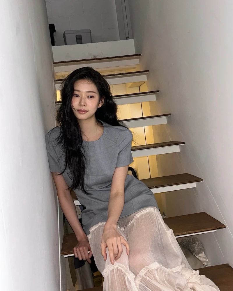 샤스커트 어디까지 입어봤어?🤍
무채색 코디도 단번에 화사해지는 마법템🪄🔮 @이렇게 입어봐
겹겹이 쌓인 튤 특유의 텍스처가 돋보이는 샤스커트는 봄 시즌마다 손이 가는 아이템입니다. 은은하게 비치는 소재와 풍성한 실루엣이 움직임에 따라 부드러운 볼륨을 만들고, 허리선을 잡아주며 아래로 퍼지는 A 라인은 하체를 자연스럽게 커버합니다.
후드 집업이나 니트와 매치하면 과하지 않게 페미닌한 무드를 연출할 수 있고, 가죽 자킷을 더하면 대비되는 질감이 어우러져 세련된 룩이 완성되죠. 가볍게 흩날리는 소재 덕분에 봄 특유의 산뜻함과 여성스러운 분위기를 담아내기 쉬운 아이템입니다. 이미지6