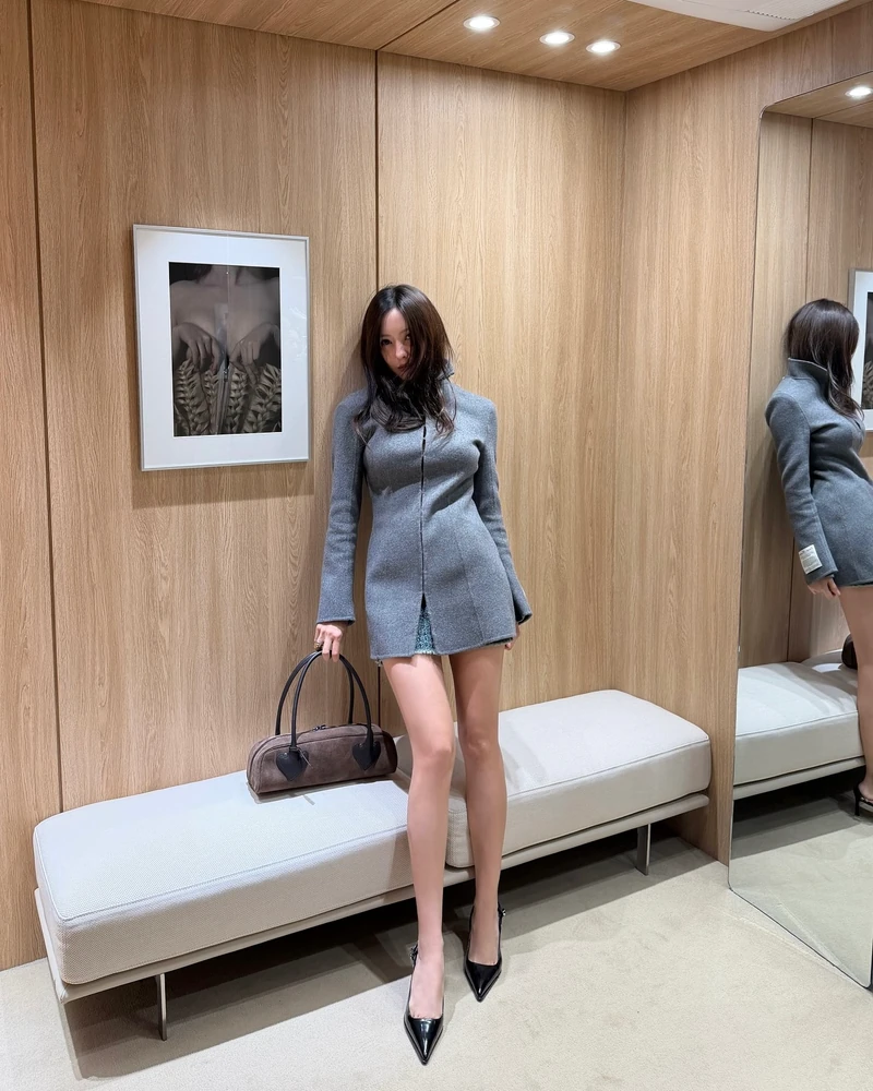 효민이 든 롱핸들 백 2가지👜
어깨에 툭 걸치는 롱핸들 백🤎✨길게 한 번 도전해봐!
데일리로 들기 좋은 효민 롱핸들 백 2가지 저장하세요.
1. 김해김 라무르 스웨이드 플루트 백, 100만 원대
김해김 시그니처 하트 모양 손잡이 디테일이 돋보이는 플루트 백은 스웨이드 소가죽을 사용한 모던한 가방입니다. 길쭉한 실루엣과 롱한 핸들이 포인트가 되어 발랄하면서도 세련된 분위기를 완성하죠.
2. 레하 하퍼 백 스웨이드, 60만 원대
직사각형 실루엣과 부드러운 스웨이드 소재가 돋보이는 하퍼 백은 롱한 핸들이 특징인 미니멀한 아이템입니다. 과한 디테일은 덜어내고 금장 지퍼와 자물쇠 장식으로 은은한 포인트를 더했습니다. 이미지2