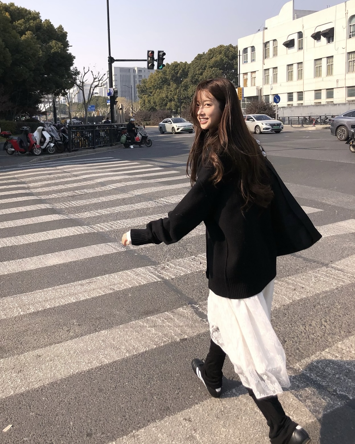 레이스 부담스러워 포기했다면,😔 가볍게 시작하기 좋은🤍🪽레이스 스커트 활용법 4가지 레이스 스커트 활용법 4가지를 소개합니다. 1. 가디건 레이스 스커트에 가디건을 매치하면 페미닌한 무드는 살리면서도 편안하고 데일리하게 활용할 수 있죠. 특히 오버핏 가디건은 상체 라인을 부드럽게 감싸 체형을 자연스럽게 커버해 주고, 여리여리한 분위기를 더할 수 있습니다. 2. 가죽 자켓 가죽 자켓에 레이스 스커트를 매치하면 상반된 소재가 어우러지며 색다른 분위기를 연출할 수 있죠. 자켓의 구조적인 실루엣이 상체 라인을 단정하게 정리하고, 레이스 스커트의 가벼운 질감이 더해져 전체적으로 깔끔한 실루엣을 연출합니다. 3. 스웨이드 자켓 스웨이드 자켓에 레이스 스커트를 입으면 부드러운 텍스처가 어우러지며 한층 따뜻하고 차분한 분위기를 연출합니다. 스웨이드 특유의 포근한 질감이 레이스의 섬세한 디테일과 어우러져 과하지 않으면서도 세련된 스타일을 완성하죠. 4. 니트 니트와 레이스 스커트를 같이 입으면 포근하고 여성스러운 매력을 강조할 수 있는데요. 여기에 어깨 라인을 드러내는 오픈숄더를 입으면 상체에 시선을 집중시키고, 레이스 스커트의 섬세한 텍스처가 더해져 한층 우아하고 세련된 분위기를 연출합니다. 이미지