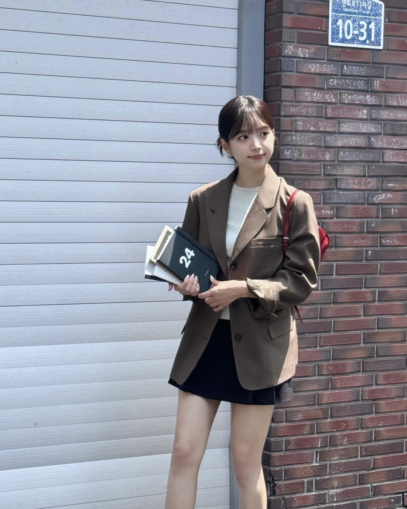 봄 되면 7일 내내 뽕뽑을 블레이저👍🏻
출근룩부터 데이트룩까지 활용도 높으니 참고해 보세요🖤✨ 이미지7