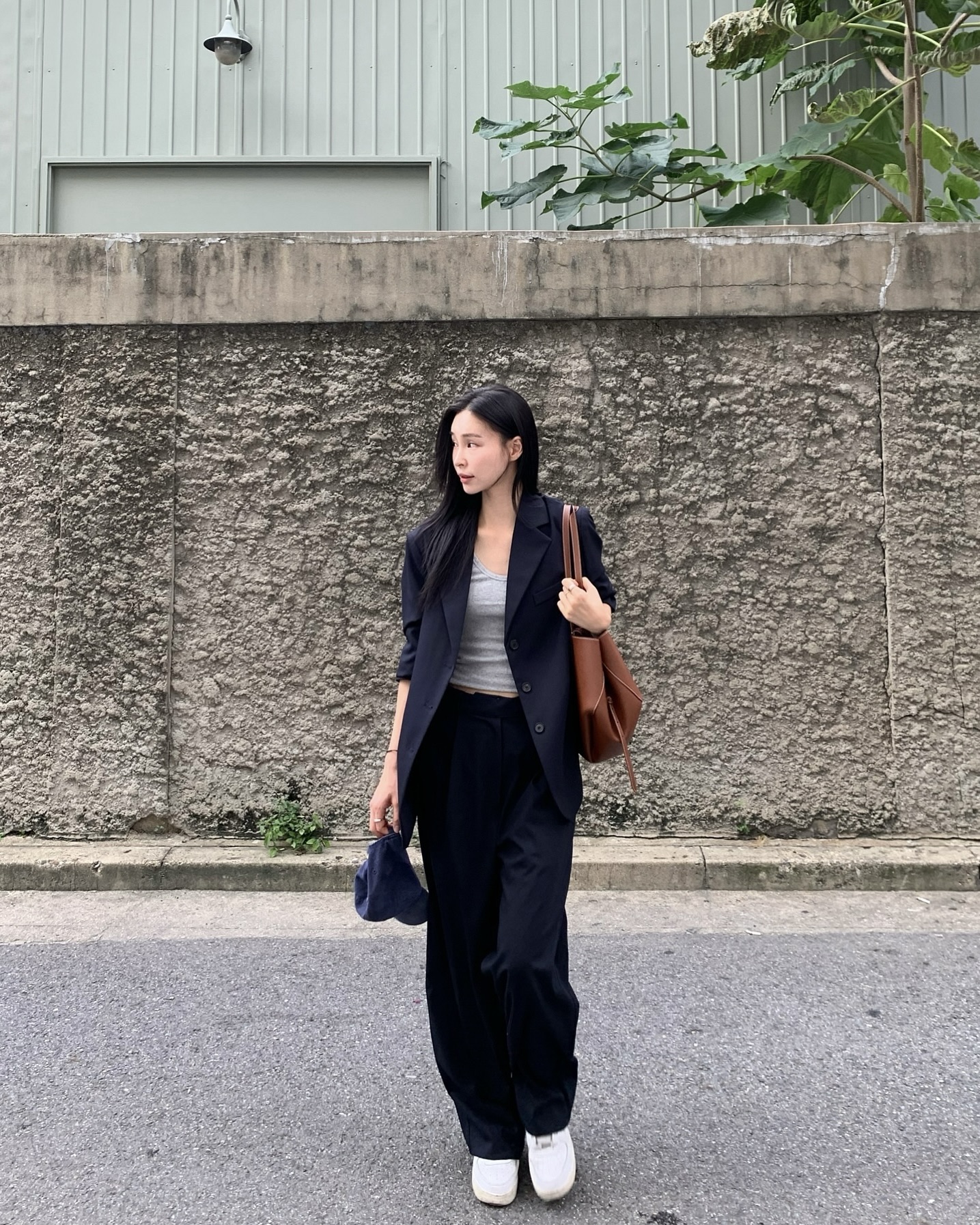 봄 되면 7일 내내 뽕뽑을 블레이저👍🏻
출근룩부터 데이트룩까지 활용도 높으니 참고해 보세요🖤✨ 이미지3