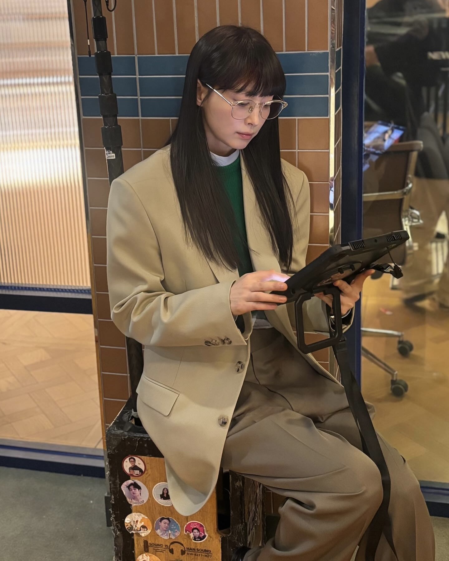 봄 되면 7일 내내 뽕뽑을 블레이저👍🏻
출근룩부터 데이트룩까지 활용도 높으니 참고해 보세요🖤✨ 이미지8