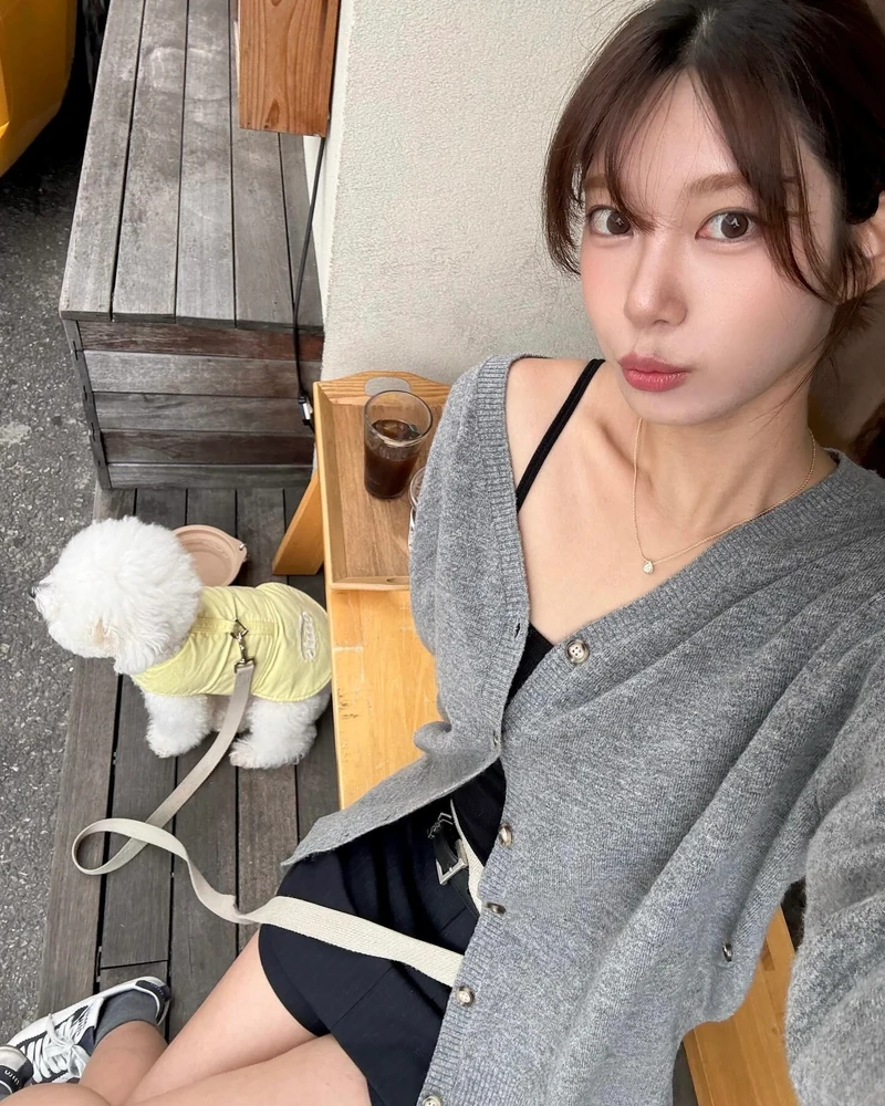 옷장에 하나쯤 꼭 있어야할 잇템💡
그레이 가디건은 어디에나 받쳐 입기 좋아 자꾸 손이 가요👌🏻☑️
그레이 가디건은 블랙보다 부드럽고 화이트보다 부담이 적어 데일리로 활용하기 좋은 아이템입니다. 차분한 컬러감 덕분에 여러 스타일에 매치하기 쉬워 가볍게 걸치기만 해도 단정한 분위기를 더합니다.
스타일링 역시 어렵지 않은데요. 셔츠나 민소매와 레이어드해도 깔끔하고 세련된 무드를 연출할 수 있고, 아우터 이너로 입으면 모던하면서 클래식한 룩을 완성해 주죠. 군더더기 없는 디자인으로 여러 코디에 활용하기 좋으니 참고해 보세요. 이미지2