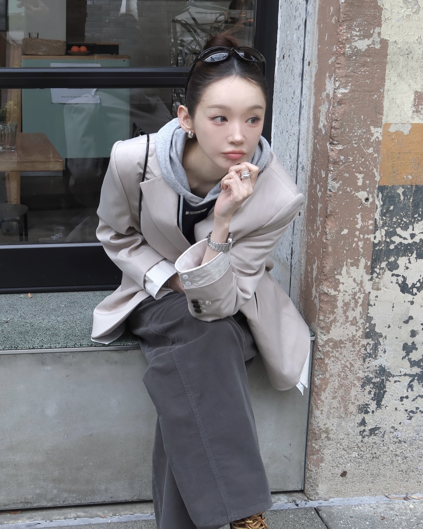 봄 되면 7일 내내 뽕뽑을 블레이저👍🏻
출근룩부터 데이트룩까지 활용도 높으니 참고해 보세요🖤✨ 이미지9