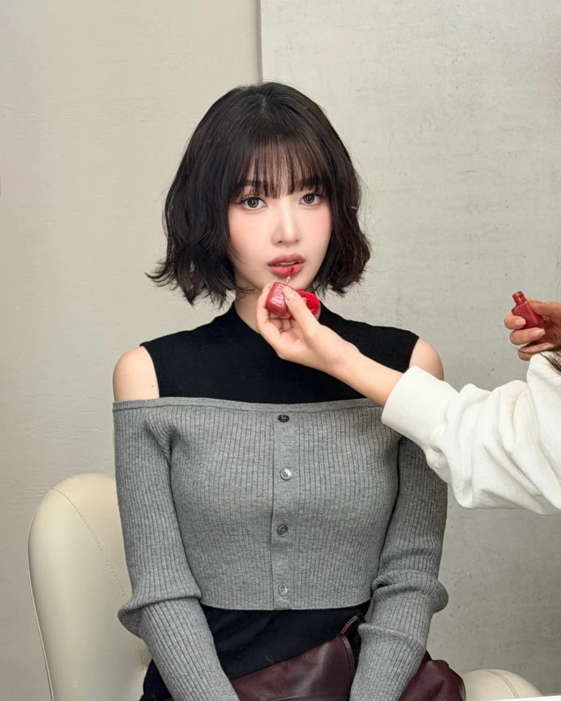 옷장에 하나쯤 꼭 있어야할 잇템💡
그레이 가디건은 어디에나 받쳐 입기 좋아 자꾸 손이 가요👌🏻☑️
그레이 가디건은 블랙보다 부드럽고 화이트보다 부담이 적어 데일리로 활용하기 좋은 아이템입니다. 차분한 컬러감 덕분에 여러 스타일에 매치하기 쉬워 가볍게 걸치기만 해도 단정한 분위기를 더합니다.
스타일링 역시 어렵지 않은데요. 셔츠나 민소매와 레이어드해도 깔끔하고 세련된 무드를 연출할 수 있고, 아우터 이너로 입으면 모던하면서 클래식한 룩을 완성해 주죠. 군더더기 없는 디자인으로 여러 코디에 활용하기 좋으니 참고해 보세요. 이미지1