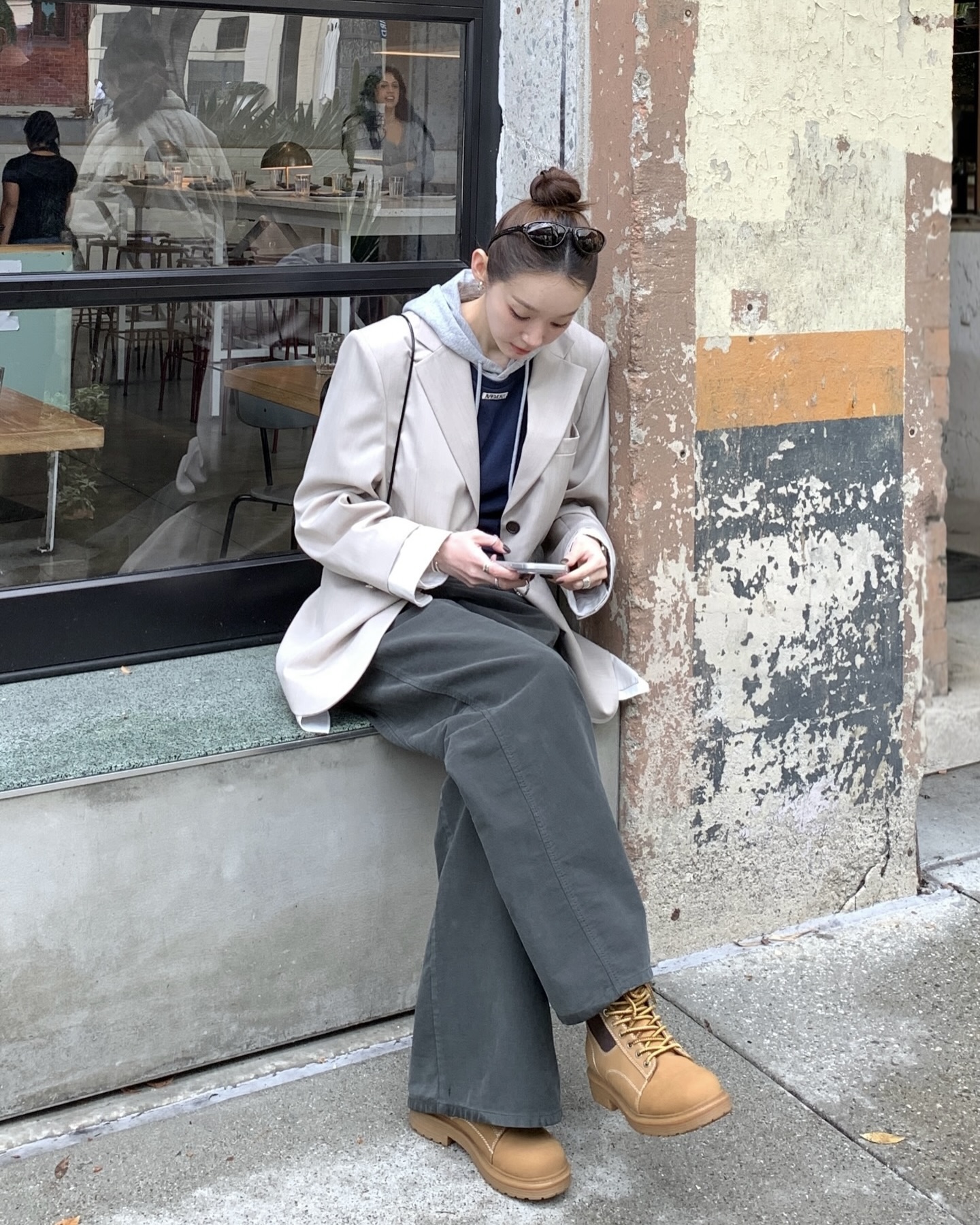 봄 되면 7일 내내 뽕뽑을 블레이저👍🏻
출근룩부터 데이트룩까지 활용도 높으니 참고해 보세요🖤✨ 이미지5