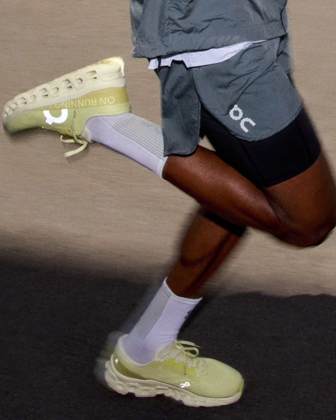 '온 스토어 한남' 3월 12일 오픈🎉🏃🏻
스위스 프리미엄 스포츠웨어 브랜드 온(on)이 오는 12일 서울 한남동에 국내 첫 단독 로드샵을 오픈합니다. 매장 오픈을 기념해 온의 슈퍼 트레이너 러닝화 '라이트스프레이 클라우드몬스터 3 하이퍼'도 한정 수량으로 출시 예정.
한편 매장은 총 3개 층으로 운영되며 1층에서는 대표 러닝 컬렉션을 중심으로 선보이 2/3층에서는 라이프스타일, 트레이닝, 테니스, 아웃도어, 키즈 등 다양한 카테고리 제품을 만나볼 수 있습니다. 특히 지하층에는 러너들을 위해 다양한 프로그램과 이벤트가 진행되는 커뮤니티 공간 '런 허브’도 마련됩니다. 이미지2