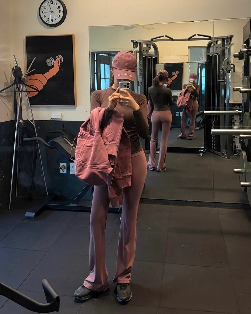 요즘 운동 시작했다면 주목👀
편하게 입기 좋은 데일리 운동 바지 모아봤어🔍💡하나쯤 참고!!
운동할 때 입기 좋은 바지 4가지 소개합니다.
1. 안다르 에어쿨링 샤론 부츠컷 레깅스, 4만 원대
쿨링 기능이 있는 에어쿨링 소재로 땀과 열을 빠르게 배출해 쾌적한 착용감을 주는데요. 허벅지까지는 슬림하게 밀착되고 무릎 아래부터 자연스럽게 퍼지는 부츠컷 실루엣으로 다리가 길어 보이는 것이 특징입니다.
2. 나이키 프로 여성 3인치 쇼츠, 3만 원대
땀을 빠르게 발산하는 기능성 소재로 제작된 쇼츠로, 신축성과 지지력이 뛰어나 활동 시에도 편안한 착용감을 줍니다. 나이키 드라이 핏 기술 덕분에 쾌적함을 유지하며, 넓고 신축성 있는 미드라이즈 허리밴드가 안정적인 핏을 완성합니다.
3. 나이키 스킴스 리브드 심리스 5" 바이커 쇼츠, 9만 원대
리브드 텍스처의 심리스 소재를 활용해 부드럽게 밀착되며 편안한 착용감을 줍니다. 하이웨스트 실루엣에 대비되는 스트라이프와 브랜드 로고 디테일이 포인트로, 뒷면 중앙 스티치가 엉덩이 라인을 살려 안정적인 핏을 완성합니다.
4. 안다르 에어쿨링 5부 레깅스, 4만 원대
쿨링 기능의 에어쿨링 원단을 사용해 땀과 열을 빠르게 배출하며, 뛰어난 신축성으로 편안하게 밀착됩니다. 무릎 위 5부 기장과 하이라이즈 허리 디자인으로 활동성이 좋고 다리가 길어 보이는 효과를 줍니다. 이미지1