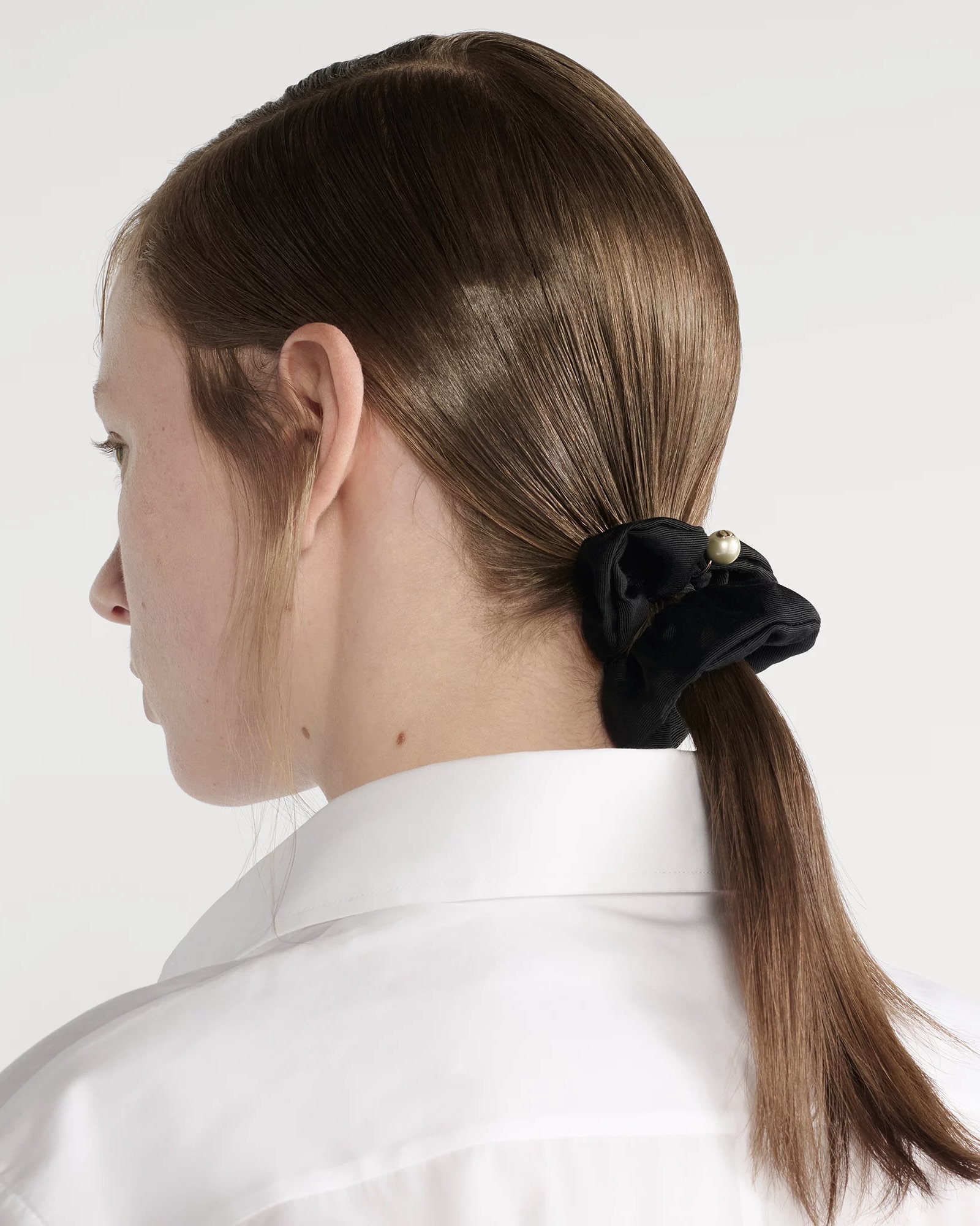 화이트데이 선물 고민이라면👀
예쁜데 실용적인 디올 스크런치로 정해봐💌✨남친에게 공유 필수
디올 헤어 액세서리 3가지 소개해 드릴게요.
1. 디올 스윗 헤어 타이, 60만 원대
블랙과 핑크 컬러의 스윗 헤어 타이는 잔잔한 골이 살아 있는 테크니컬 패브릭을 사용해, 탄탄한 조직감으로 쉽게 흐트러지지 않습니다. 벨벳 소재는 한층 고급스럽고 세련된 분위기를 더하며, 메탈 CD 시그니처 장식으로 은은한 포인트를 주었습니다.
2. 디올 클로버 헤어 타이, 80만 원대
브랜드를 상징하는 아이코닉한 럭키 참을 새롭게 디자인한 헤어 타이입니다. 실크 블렌드 새틴 소재를 활용해 고급스러운 광택을 살렸으며, 페일 골드 톤 CD 로고 메탈 장식을 더해 우아한 포인트를 주었습니다.
3. 디올 스윗 헤어 타이, 60만 원대
블랙 스트레치 그로그랭 소재를 활용한 리본 디자인이 돋보이는 헤어 타이입니다. 잔잔한 골이 살아 있어 단정하면서도 입체적인 실루엣을 완성하죠. 여기에 페일 골드 톤 CD 로고 메탈 장식을 더해 브랜드 아이덴티티를 은은하게 드러냅니다. 이미지3