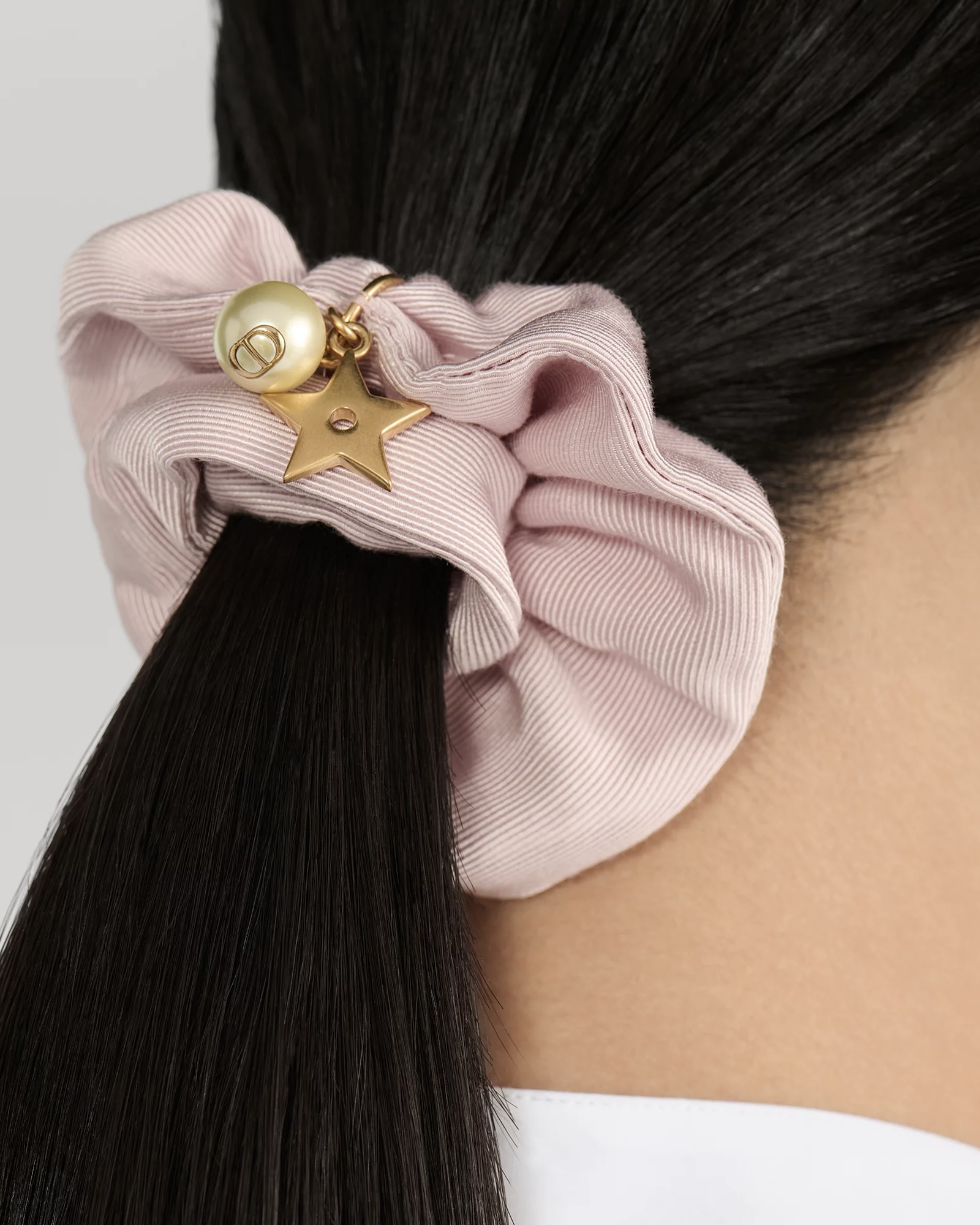 화이트데이 선물 고민이라면👀
예쁜데 실용적인 디올 스크런치로 정해봐💌✨남친에게 공유 필수
디올 헤어 액세서리 3가지 소개해 드릴게요.
1. 디올 스윗 헤어 타이, 60만 원대
블랙과 핑크 컬러의 스윗 헤어 타이는 잔잔한 골이 살아 있는 테크니컬 패브릭을 사용해, 탄탄한 조직감으로 쉽게 흐트러지지 않습니다. 벨벳 소재는 한층 고급스럽고 세련된 분위기를 더하며, 메탈 CD 시그니처 장식으로 은은한 포인트를 주었습니다.
2. 디올 클로버 헤어 타이, 80만 원대
브랜드를 상징하는 아이코닉한 럭키 참을 새롭게 디자인한 헤어 타이입니다. 실크 블렌드 새틴 소재를 활용해 고급스러운 광택을 살렸으며, 페일 골드 톤 CD 로고 메탈 장식을 더해 우아한 포인트를 주었습니다.
3. 디올 스윗 헤어 타이, 60만 원대
블랙 스트레치 그로그랭 소재를 활용한 리본 디자인이 돋보이는 헤어 타이입니다. 잔잔한 골이 살아 있어 단정하면서도 입체적인 실루엣을 완성하죠. 여기에 페일 골드 톤 CD 로고 메탈 장식을 더해 브랜드 아이덴티티를 은은하게 드러냅니다. 이미지5