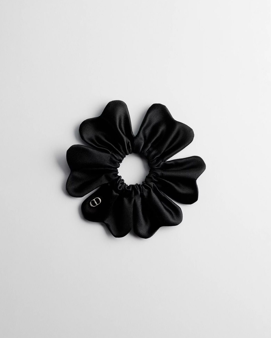 화이트데이 선물 고민이라면👀
예쁜데 실용적인 디올 스크런치로 정해봐💌✨남친에게 공유 필수
디올 헤어 액세서리 3가지 소개해 드릴게요.
1. 디올 스윗 헤어 타이, 60만 원대
블랙과 핑크 컬러의 스윗 헤어 타이는 잔잔한 골이 살아 있는 테크니컬 패브릭을 사용해, 탄탄한 조직감으로 쉽게 흐트러지지 않습니다. 벨벳 소재는 한층 고급스럽고 세련된 분위기를 더하며, 메탈 CD 시그니처 장식으로 은은한 포인트를 주었습니다.
2. 디올 클로버 헤어 타이, 80만 원대
브랜드를 상징하는 아이코닉한 럭키 참을 새롭게 디자인한 헤어 타이입니다. 실크 블렌드 새틴 소재를 활용해 고급스러운 광택을 살렸으며, 페일 골드 톤 CD 로고 메탈 장식을 더해 우아한 포인트를 주었습니다.
3. 디올 스윗 헤어 타이, 60만 원대
블랙 스트레치 그로그랭 소재를 활용한 리본 디자인이 돋보이는 헤어 타이입니다. 잔잔한 골이 살아 있어 단정하면서도 입체적인 실루엣을 완성하죠. 여기에 페일 골드 톤 CD 로고 메탈 장식을 더해 브랜드 아이덴티티를 은은하게 드러냅니다. 이미지8
