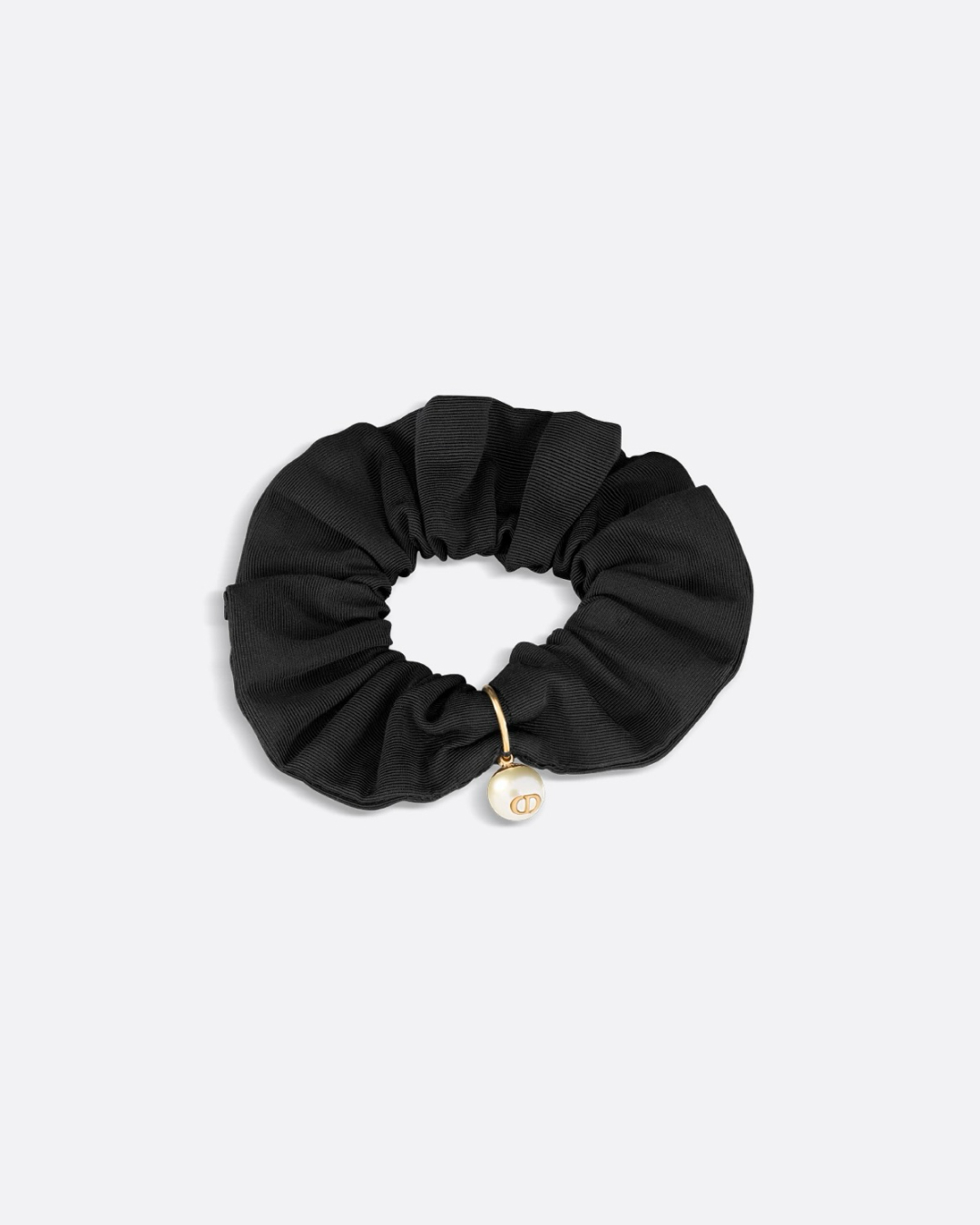 화이트데이 선물 고민이라면👀
예쁜데 실용적인 디올 스크런치로 정해봐💌✨남친에게 공유 필수
디올 헤어 액세서리 3가지 소개해 드릴게요.
1. 디올 스윗 헤어 타이, 60만 원대
블랙과 핑크 컬러의 스윗 헤어 타이는 잔잔한 골이 살아 있는 테크니컬 패브릭을 사용해, 탄탄한 조직감으로 쉽게 흐트러지지 않습니다. 벨벳 소재는 한층 고급스럽고 세련된 분위기를 더하며, 메탈 CD 시그니처 장식으로 은은한 포인트를 주었습니다.
2. 디올 클로버 헤어 타이, 80만 원대
브랜드를 상징하는 아이코닉한 럭키 참을 새롭게 디자인한 헤어 타이입니다. 실크 블렌드 새틴 소재를 활용해 고급스러운 광택을 살렸으며, 페일 골드 톤 CD 로고 메탈 장식을 더해 우아한 포인트를 주었습니다.
3. 디올 스윗 헤어 타이, 60만 원대
블랙 스트레치 그로그랭 소재를 활용한 리본 디자인이 돋보이는 헤어 타이입니다. 잔잔한 골이 살아 있어 단정하면서도 입체적인 실루엣을 완성하죠. 여기에 페일 골드 톤 CD 로고 메탈 장식을 더해 브랜드 아이덴티티를 은은하게 드러냅니다. 이미지4