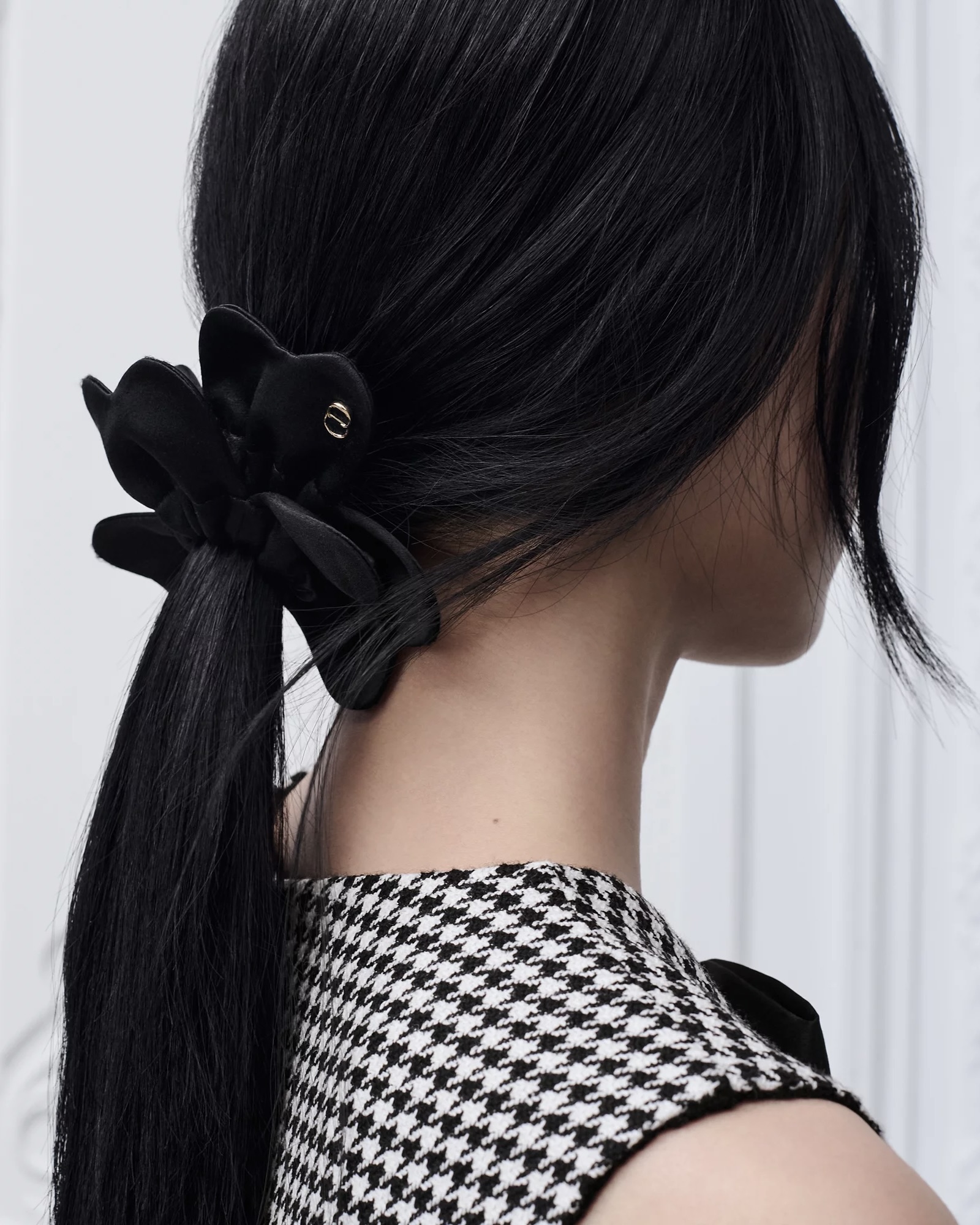 화이트데이 선물 고민이라면👀
예쁜데 실용적인 디올 스크런치로 정해봐💌✨남친에게 공유 필수
디올 헤어 액세서리 3가지 소개해 드릴게요.
1. 디올 스윗 헤어 타이, 60만 원대
블랙과 핑크 컬러의 스윗 헤어 타이는 잔잔한 골이 살아 있는 테크니컬 패브릭을 사용해, 탄탄한 조직감으로 쉽게 흐트러지지 않습니다. 벨벳 소재는 한층 고급스럽고 세련된 분위기를 더하며, 메탈 CD 시그니처 장식으로 은은한 포인트를 주었습니다.
2. 디올 클로버 헤어 타이, 80만 원대
브랜드를 상징하는 아이코닉한 럭키 참을 새롭게 디자인한 헤어 타이입니다. 실크 블렌드 새틴 소재를 활용해 고급스러운 광택을 살렸으며, 페일 골드 톤 CD 로고 메탈 장식을 더해 우아한 포인트를 주었습니다.
3. 디올 스윗 헤어 타이, 60만 원대
블랙 스트레치 그로그랭 소재를 활용한 리본 디자인이 돋보이는 헤어 타이입니다. 잔잔한 골이 살아 있어 단정하면서도 입체적인 실루엣을 완성하죠. 여기에 페일 골드 톤 CD 로고 메탈 장식을 더해 브랜드 아이덴티티를 은은하게 드러냅니다. 이미지7