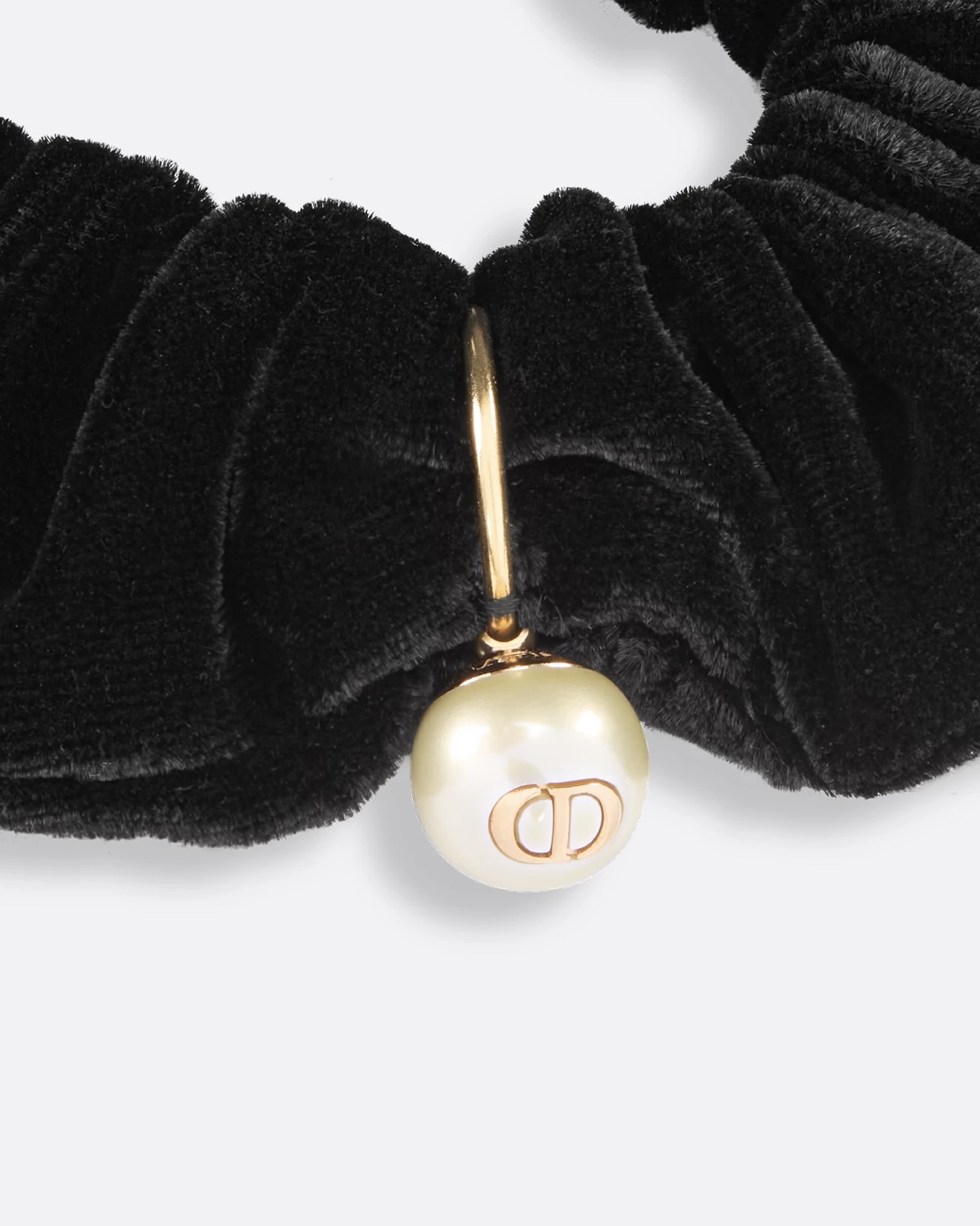 화이트데이 선물 고민이라면👀
예쁜데 실용적인 디올 스크런치로 정해봐💌✨남친에게 공유 필수
디올 헤어 액세서리 3가지 소개해 드릴게요.
1. 디올 스윗 헤어 타이, 60만 원대
블랙과 핑크 컬러의 스윗 헤어 타이는 잔잔한 골이 살아 있는 테크니컬 패브릭을 사용해, 탄탄한 조직감으로 쉽게 흐트러지지 않습니다. 벨벳 소재는 한층 고급스럽고 세련된 분위기를 더하며, 메탈 CD 시그니처 장식으로 은은한 포인트를 주었습니다.
2. 디올 클로버 헤어 타이, 80만 원대
브랜드를 상징하는 아이코닉한 럭키 참을 새롭게 디자인한 헤어 타이입니다. 실크 블렌드 새틴 소재를 활용해 고급스러운 광택을 살렸으며, 페일 골드 톤 CD 로고 메탈 장식을 더해 우아한 포인트를 주었습니다.
3. 디올 스윗 헤어 타이, 60만 원대
블랙 스트레치 그로그랭 소재를 활용한 리본 디자인이 돋보이는 헤어 타이입니다. 잔잔한 골이 살아 있어 단정하면서도 입체적인 실루엣을 완성하죠. 여기에 페일 골드 톤 CD 로고 메탈 장식을 더해 브랜드 아이덴티티를 은은하게 드러냅니다. 이미지2