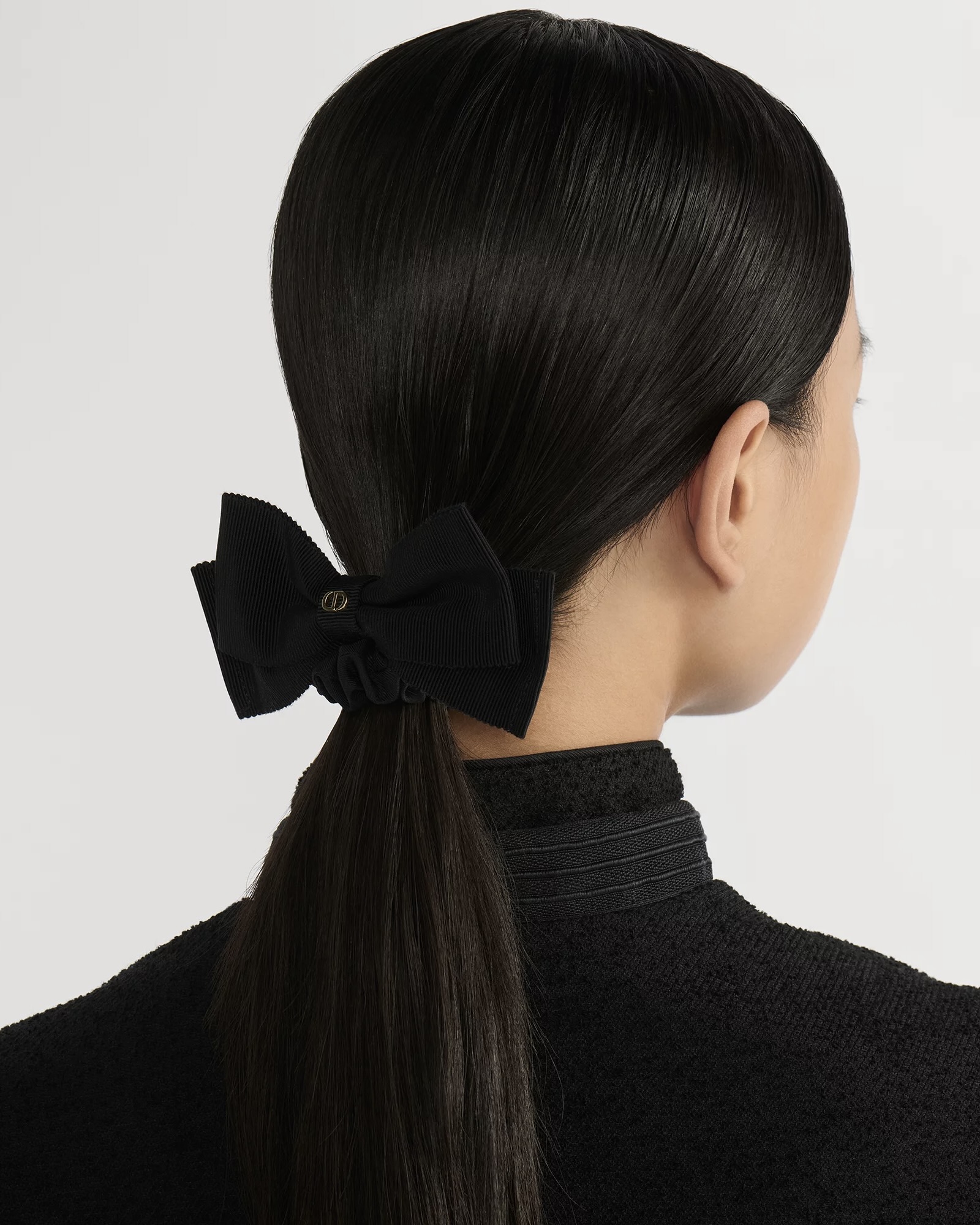 화이트데이 선물 고민이라면👀
예쁜데 실용적인 디올 스크런치로 정해봐💌✨남친에게 공유 필수
디올 헤어 액세서리 3가지 소개해 드릴게요.
1. 디올 스윗 헤어 타이, 60만 원대
블랙과 핑크 컬러의 스윗 헤어 타이는 잔잔한 골이 살아 있는 테크니컬 패브릭을 사용해, 탄탄한 조직감으로 쉽게 흐트러지지 않습니다. 벨벳 소재는 한층 고급스럽고 세련된 분위기를 더하며, 메탈 CD 시그니처 장식으로 은은한 포인트를 주었습니다.
2. 디올 클로버 헤어 타이, 80만 원대
브랜드를 상징하는 아이코닉한 럭키 참을 새롭게 디자인한 헤어 타이입니다. 실크 블렌드 새틴 소재를 활용해 고급스러운 광택을 살렸으며, 페일 골드 톤 CD 로고 메탈 장식을 더해 우아한 포인트를 주었습니다.
3. 디올 스윗 헤어 타이, 60만 원대
블랙 스트레치 그로그랭 소재를 활용한 리본 디자인이 돋보이는 헤어 타이입니다. 잔잔한 골이 살아 있어 단정하면서도 입체적인 실루엣을 완성하죠. 여기에 페일 골드 톤 CD 로고 메탈 장식을 더해 브랜드 아이덴티티를 은은하게 드러냅니다. 이미지9