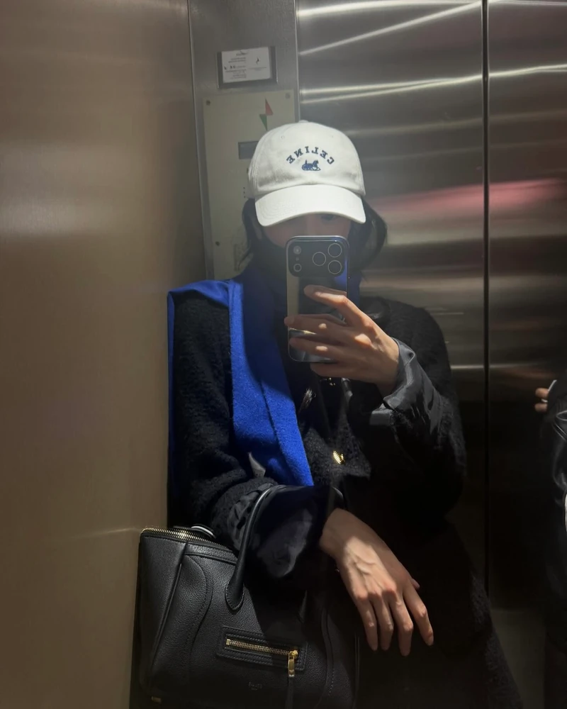 수지 목도리 또또간집😳💙
매년 겨울이면 뜨는 유우명한 수지 아크네 목도리🧣다시 등장!!
매년 겨울이면 수지 사복에 등장하는 단골 아이템이 있습니다. 얼굴을 환하게 밝혀주는 비비드한 블루 컬러의 아크네스튜디오 프린지 울 스카프인데요. 수지는 블랙 아우터와 매치해 선명한 컬러 대비를 살리며, 심플한 겨울 룩에 포인트를 더했습니다.
스키니한 실루엣에 울 소재를 사용해 포근하면서도 부드러운 착용감을 느낄 수 있는 목도리입니다. 여기에 프린지 디테일과 브랜드 네임 택으로 마무리해 데일리로 활용하기 좋은 디자인이죠. 룩에 산뜻한 포인트를 더하고 싶다면 미리 준비해 보세요.
- 아크네스튜디오 프린지 울 스카프, 26만 원대 이미지2
