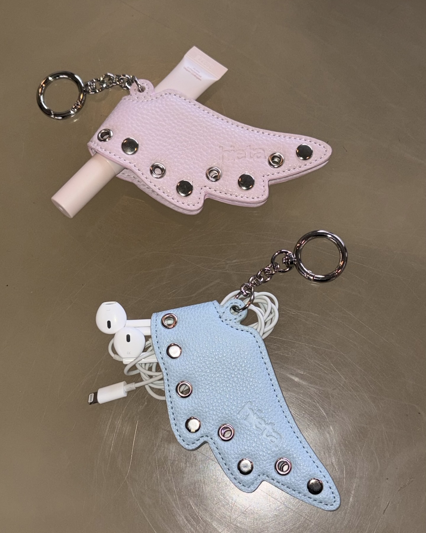 요즘 키링, 단순 장식품??아니죠🙅🏻♀️
이어폰도 바로 꺼내 쓰는 실용 만점 엔젤 키링 확인해 보자🩵🩷
브랜드 히에타의 엘리 엔젤 키링 아시나요?? 이어폰 케이스부터 립밤 등을 걸어 휴대할 수 있는 홀더 키링으로, 기능성과 디자인을 모두 만족시키는 실용적인 액세서리입니다.
사랑스러운 엔젤 모티프에 아일렛 포인트를 더한 디자인으로, 블루와 핑크 두 가지 컬러로 만나볼 수 있습니다. 가방이나 파우치에 걸어 스타일을 살리면서도 실용성까지 챙길 수 있는 엘리 엔젤 키링, 참고해 보세요.
- 히에타 엘리 엔젤 키링, 3만 원대 이미지4
