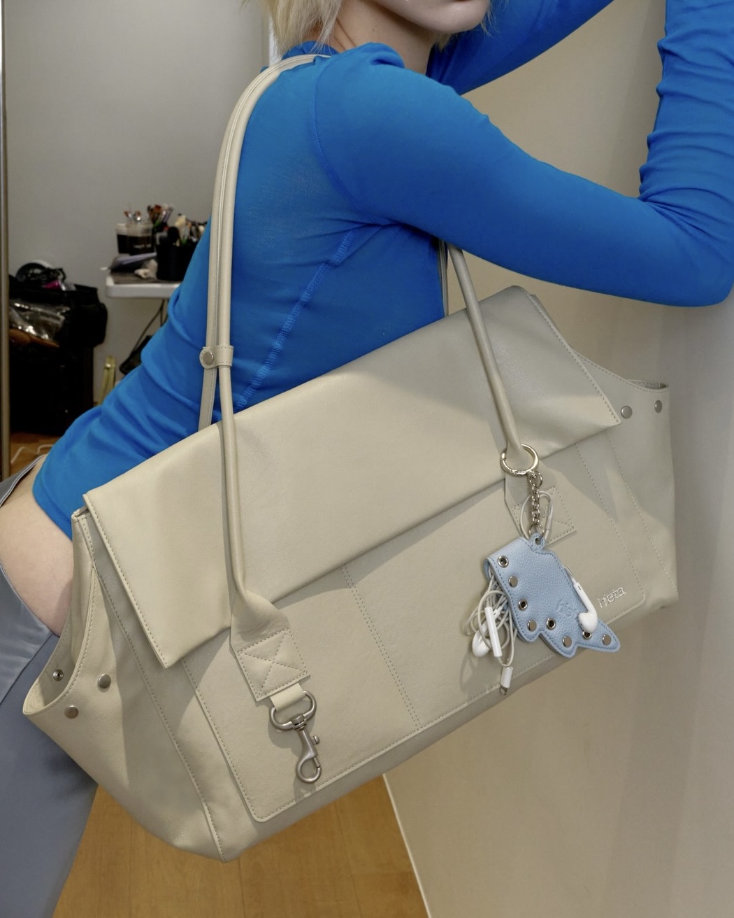 요즘 키링, 단순 장식품??아니죠🙅🏻♀️
이어폰도 바로 꺼내 쓰는 실용 만점 엔젤 키링 확인해 보자🩵🩷
브랜드 히에타의 엘리 엔젤 키링 아시나요?? 이어폰 케이스부터 립밤 등을 걸어 휴대할 수 있는 홀더 키링으로, 기능성과 디자인을 모두 만족시키는 실용적인 액세서리입니다.
사랑스러운 엔젤 모티프에 아일렛 포인트를 더한 디자인으로, 블루와 핑크 두 가지 컬러로 만나볼 수 있습니다. 가방이나 파우치에 걸어 스타일을 살리면서도 실용성까지 챙길 수 있는 엘리 엔젤 키링, 참고해 보세요.
- 히에타 엘리 엔젤 키링, 3만 원대 이미지3