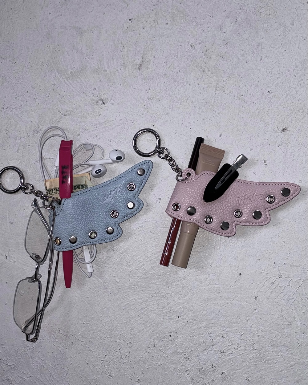 요즘 키링, 단순 장식품??아니죠🙅🏻♀️
이어폰도 바로 꺼내 쓰는 실용 만점 엔젤 키링 확인해 보자🩵🩷
브랜드 히에타의 엘리 엔젤 키링 아시나요?? 이어폰 케이스부터 립밤 등을 걸어 휴대할 수 있는 홀더 키링으로, 기능성과 디자인을 모두 만족시키는 실용적인 액세서리입니다.
사랑스러운 엔젤 모티프에 아일렛 포인트를 더한 디자인으로, 블루와 핑크 두 가지 컬러로 만나볼 수 있습니다. 가방이나 파우치에 걸어 스타일을 살리면서도 실용성까지 챙길 수 있는 엘리 엔젤 키링, 참고해 보세요.
- 히에타 엘리 엔젤 키링, 3만 원대 이미지6