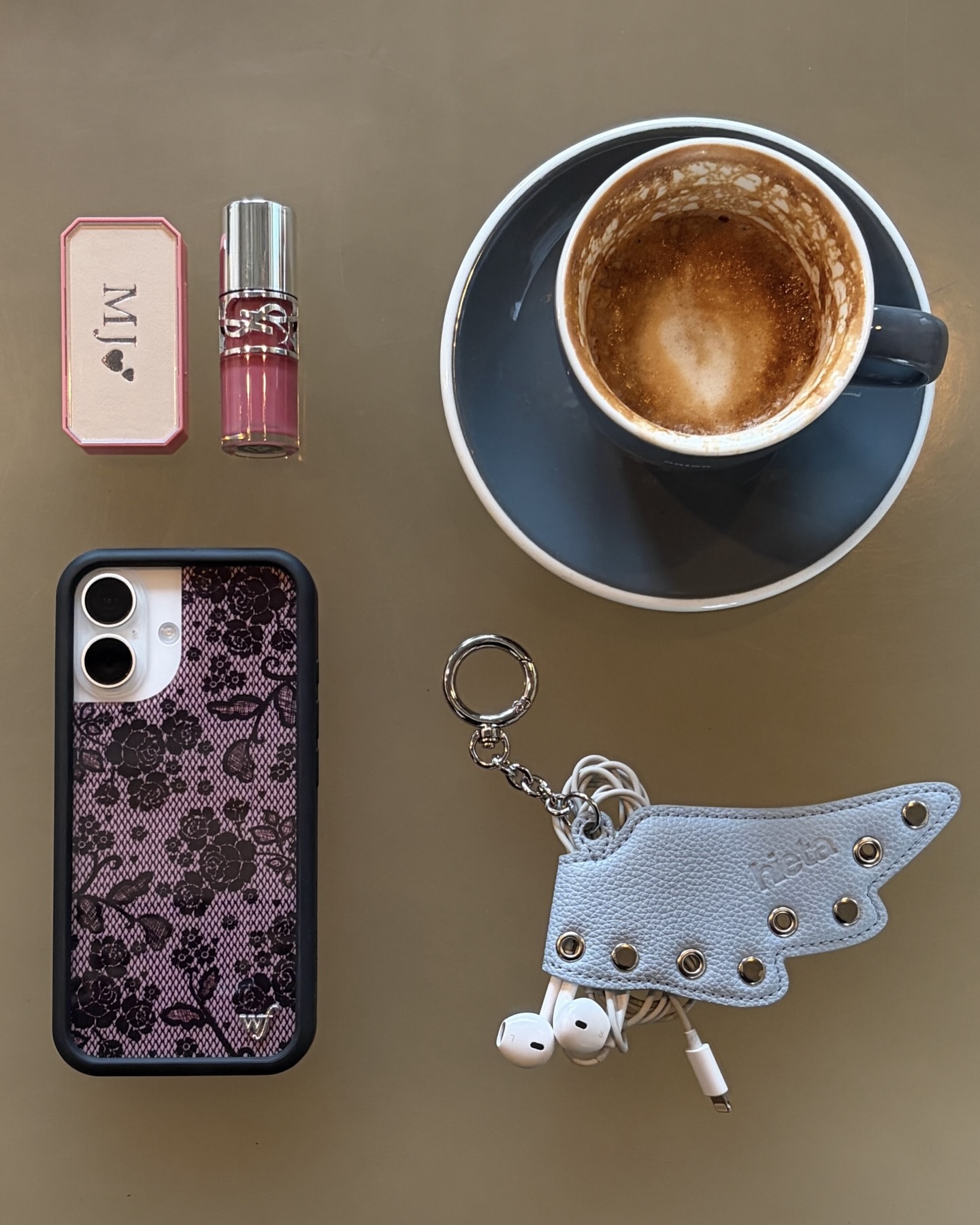 요즘 키링, 단순 장식품??아니죠🙅🏻♀️
이어폰도 바로 꺼내 쓰는 실용 만점 엔젤 키링 확인해 보자🩵🩷
브랜드 히에타의 엘리 엔젤 키링 아시나요?? 이어폰 케이스부터 립밤 등을 걸어 휴대할 수 있는 홀더 키링으로, 기능성과 디자인을 모두 만족시키는 실용적인 액세서리입니다.
사랑스러운 엔젤 모티프에 아일렛 포인트를 더한 디자인으로, 블루와 핑크 두 가지 컬러로 만나볼 수 있습니다. 가방이나 파우치에 걸어 스타일을 살리면서도 실용성까지 챙길 수 있는 엘리 엔젤 키링, 참고해 보세요.
- 히에타 엘리 엔젤 키링, 3만 원대 이미지5