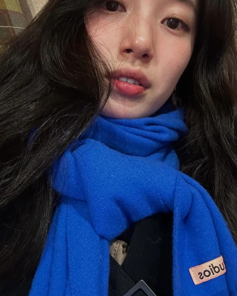 수지 목도리 또또간집😳💙
매년 겨울이면 뜨는 유우명한 수지 아크네 목도리🧣다시 등장!!
매년 겨울이면 수지 사복에 등장하는 단골 아이템이 있습니다. 얼굴을 환하게 밝혀주는 비비드한 블루 컬러의 아크네스튜디오 프린지 울 스카프인데요. 수지는 블랙 아우터와 매치해 선명한 컬러 대비를 살리며, 심플한 겨울 룩에 포인트를 더했습니다.
스키니한 실루엣에 울 소재를 사용해 포근하면서도 부드러운 착용감을 느낄 수 있는 목도리입니다. 여기에 프린지 디테일과 브랜드 네임 택으로 마무리해 데일리로 활용하기 좋은 디자인이죠. 룩에 산뜻한 포인트를 더하고 싶다면 미리 준비해 보세요.
- 아크네스튜디오 프린지 울 스카프, 26만 원대 이미지1
