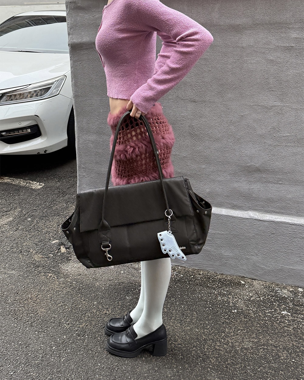 요즘 키링, 단순 장식품??아니죠🙅🏻♀️
이어폰도 바로 꺼내 쓰는 실용 만점 엔젤 키링 확인해 보자🩵🩷
브랜드 히에타의 엘리 엔젤 키링 아시나요?? 이어폰 케이스부터 립밤 등을 걸어 휴대할 수 있는 홀더 키링으로, 기능성과 디자인을 모두 만족시키는 실용적인 액세서리입니다.
사랑스러운 엔젤 모티프에 아일렛 포인트를 더한 디자인으로, 블루와 핑크 두 가지 컬러로 만나볼 수 있습니다. 가방이나 파우치에 걸어 스타일을 살리면서도 실용성까지 챙길 수 있는 엘리 엔젤 키링, 참고해 보세요.
- 히에타 엘리 엔젤 키링, 3만 원대 이미지2