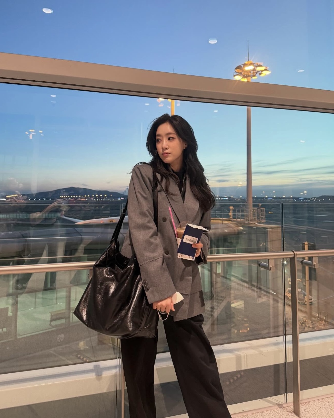 다시 돌아온 빅백의 시대✨
보부상 취향 저격할 넉넉한 수납력 소유한 빅백 3가지🪄🤎
이번 시즌 트렌드 빅백 3가지 추천해 드릴게요.
1. 발렌시아가 여성 로데오 핸드백, 500만 원대
유나가 든 숄더백은 매끄러운 카프스킨 소재와 빈티지 실버 장식이 포인트입니다. 클로슈 키링과 스플릿 링 디테일이 더해졌고, 넉넉한 수납공간으로 실용성까지 갖췄습니다. 체크 셔츠와 브라운 팬츠에 매치해 캐주얼하면서도 세련된 룩을 완성했습니다.
2. 롱샴 르 스마트 탑 핸들백, 190만 원대
기은세가 착용한 토트백은 부드러운 카프스킨 가죽으로 우아한 실루엣을 살린 디자인입니다. 뱀부 클래스프로 장식된 벨트는 길이 조절이 가능해 다양한 스타일로 연출할 수 있죠. 버건디 블루종과 블랙 팬츠에 더해 센스 있는 톤온톤 포인트를 주었습니다.
3. 분크 퍼펙 버튼 업 소프트 호보, 40만 원대
함은정이 든 호보백은 소프트한 가죽으로 자연스럽게 떨어지는 쉐입이 특징입니다. 스냅 장식으로 단계별 클로징이 가능하며, 넉넉한 수납력과 편안한 착용감을 갖춘 빅백이죠. 블레이저와 슬랙스에 매치해 클래식하면서 세련된 오피스룩을 완성했습니다. 이미지9