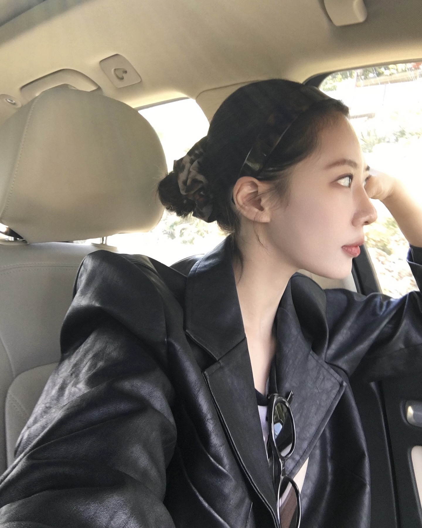 간절기엔 역시 레더자켓이지🖤
심플한 코디에도 포인트 되는 봄 필수 아우터☕️✨ 이미지3