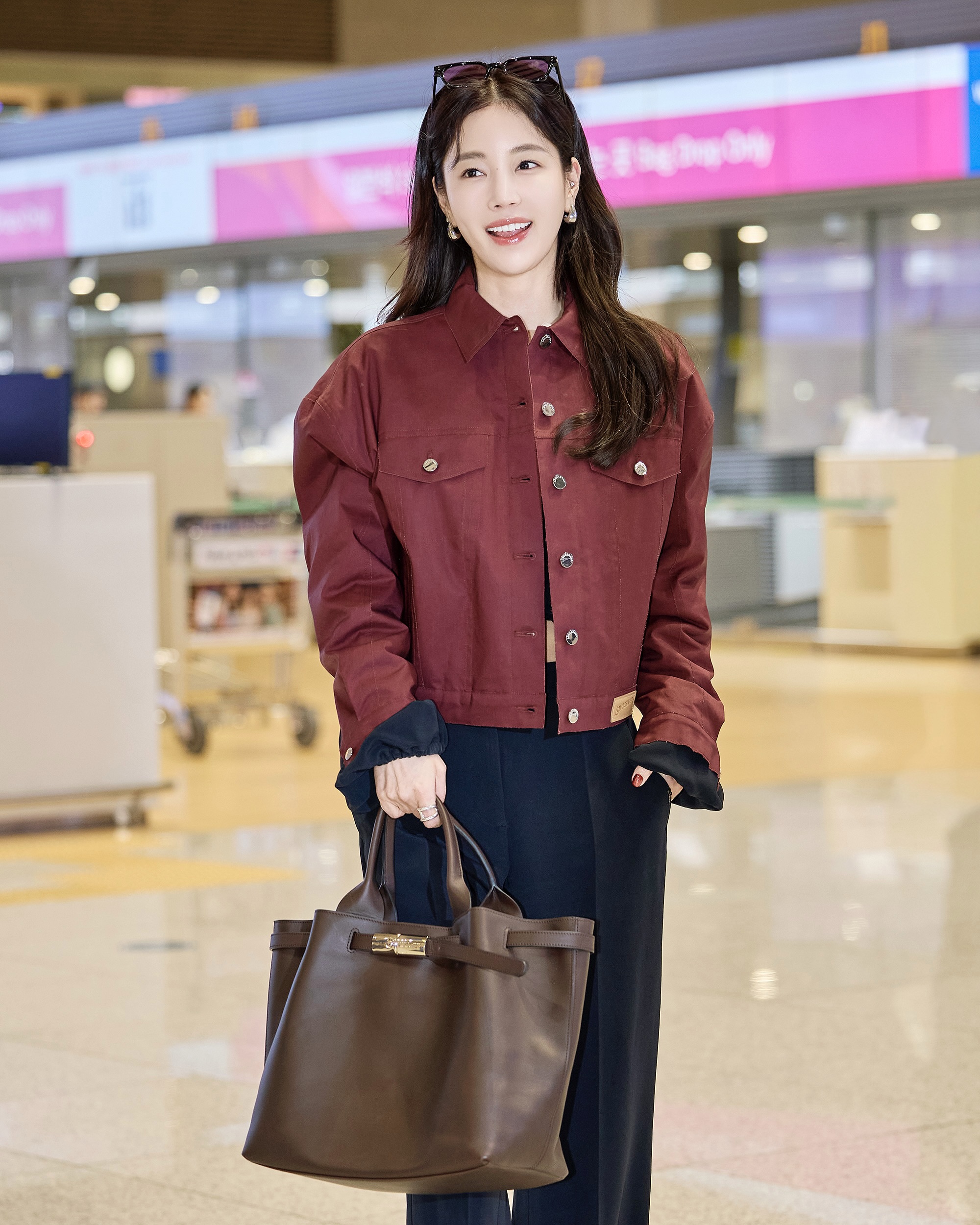 다시 돌아온 빅백의 시대✨
보부상 취향 저격할 넉넉한 수납력 소유한 빅백 3가지🪄🤎
이번 시즌 트렌드 빅백 3가지 추천해 드릴게요.
1. 발렌시아가 여성 로데오 핸드백, 500만 원대
유나가 든 숄더백은 매끄러운 카프스킨 소재와 빈티지 실버 장식이 포인트입니다. 클로슈 키링과 스플릿 링 디테일이 더해졌고, 넉넉한 수납공간으로 실용성까지 갖췄습니다. 체크 셔츠와 브라운 팬츠에 매치해 캐주얼하면서도 세련된 룩을 완성했습니다.
2. 롱샴 르 스마트 탑 핸들백, 190만 원대
기은세가 착용한 토트백은 부드러운 카프스킨 가죽으로 우아한 실루엣을 살린 디자인입니다. 뱀부 클래스프로 장식된 벨트는 길이 조절이 가능해 다양한 스타일로 연출할 수 있죠. 버건디 블루종과 블랙 팬츠에 더해 센스 있는 톤온톤 포인트를 주었습니다.
3. 분크 퍼펙 버튼 업 소프트 호보, 40만 원대
함은정이 든 호보백은 소프트한 가죽으로 자연스럽게 떨어지는 쉐입이 특징입니다. 스냅 장식으로 단계별 클로징이 가능하며, 넉넉한 수납력과 편안한 착용감을 갖춘 빅백이죠. 블레이저와 슬랙스에 매치해 클래식하면서 세련된 오피스룩을 완성했습니다. 이미지6