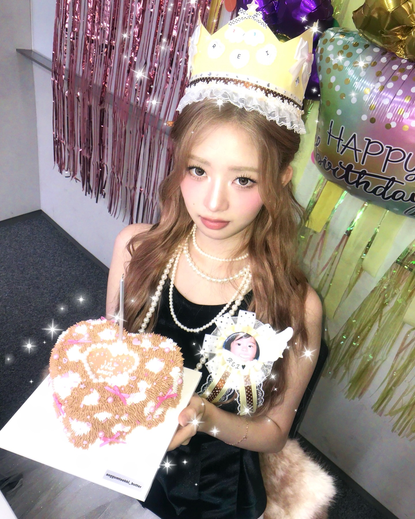 소녀들의 마음을 훔친 로제트💘
나만의 로제트를 골라 옷이나 가방에 곁들여 포인트 주자🌟🌸
최근 꽃 모양의 리본 브로치, 로제트가 유행 중인데요. 로제트는 겹겹이 접은 리본으로 꽃 모양을 만든 장식으로, 옷이나 가방, 모자 등에 달아 스타일에 포인트를 더할 수 있습니다.
특히 자신만의 취향이 담긴 커스텀 로제트가 주목받고 있는데요. 최애 얼굴 사진을 넣은 핀 버튼 형태로 만들거나, 단추와 리본 장식을 더해 개성을 표현하는 방식이 트렌드입니다. 단순한 액세서리를 넘어 팬 문화와 DIY 트렌드가 결합된 아이템입니다. 이미지8