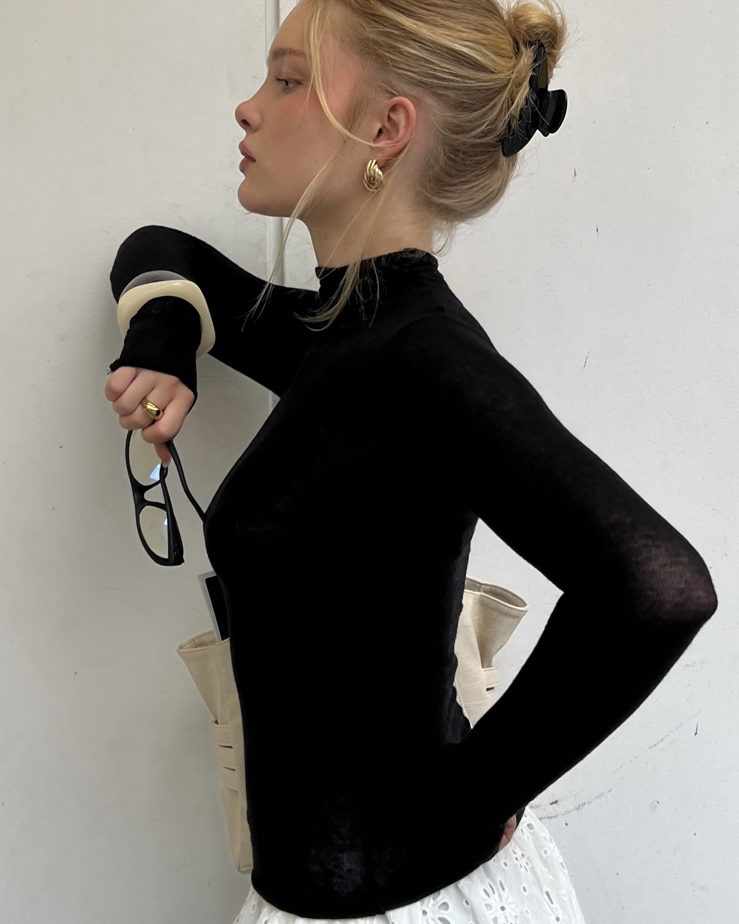 매번 이상하게 집히는 집게핀 헤어🤔
쉽고 간단하게 헤어 스타일링하는 법 알려줄게💁🏻♀️🦀
집게핀 연출법 3가지, 참고해 보세요.
1. 포니테일 집게핀 업스타일
먼저 머리를 하나로 묶어 포니테일을 만든 뒤, 위아래 두 갈래로 나눕니다. 윗부분에 집게핀을 고정한 다음, 나눠둔 위아래 각각을 다시 두 갈래로 나눠 가볍게 꼬아 집게핀 안쪽으로 넣어 정돈하면 스타일이 완성됩니다.
2. 트위스트 집게핀 업스타일
머리카락을 한 손에 모아 잡은 뒤 두 손가락에 한 바퀴 감아 비틀듯 위로 올립니다. 남은 끝부분은 안쪽으로 넣어 하나로 정리한 다음 집게핀으로 고정합니다. 마지막으로 볼륨을 살려 가볍게 정돈하면 스타일이 완성됩니다.
3. 집게핀 꼬임 업스타일
머리카락을 한 손에 모은 뒤 집게핀을 뒤집은 상태로 위쪽에서 넣어 고정합니다. 이후 집게핀을 옆으로 돌리듯 고정한 다음, 남은 꽁지머리를 위로 올려 집게핀 안쪽에 넣어 정리하면 스타일이 완성됩니다. 이미지2