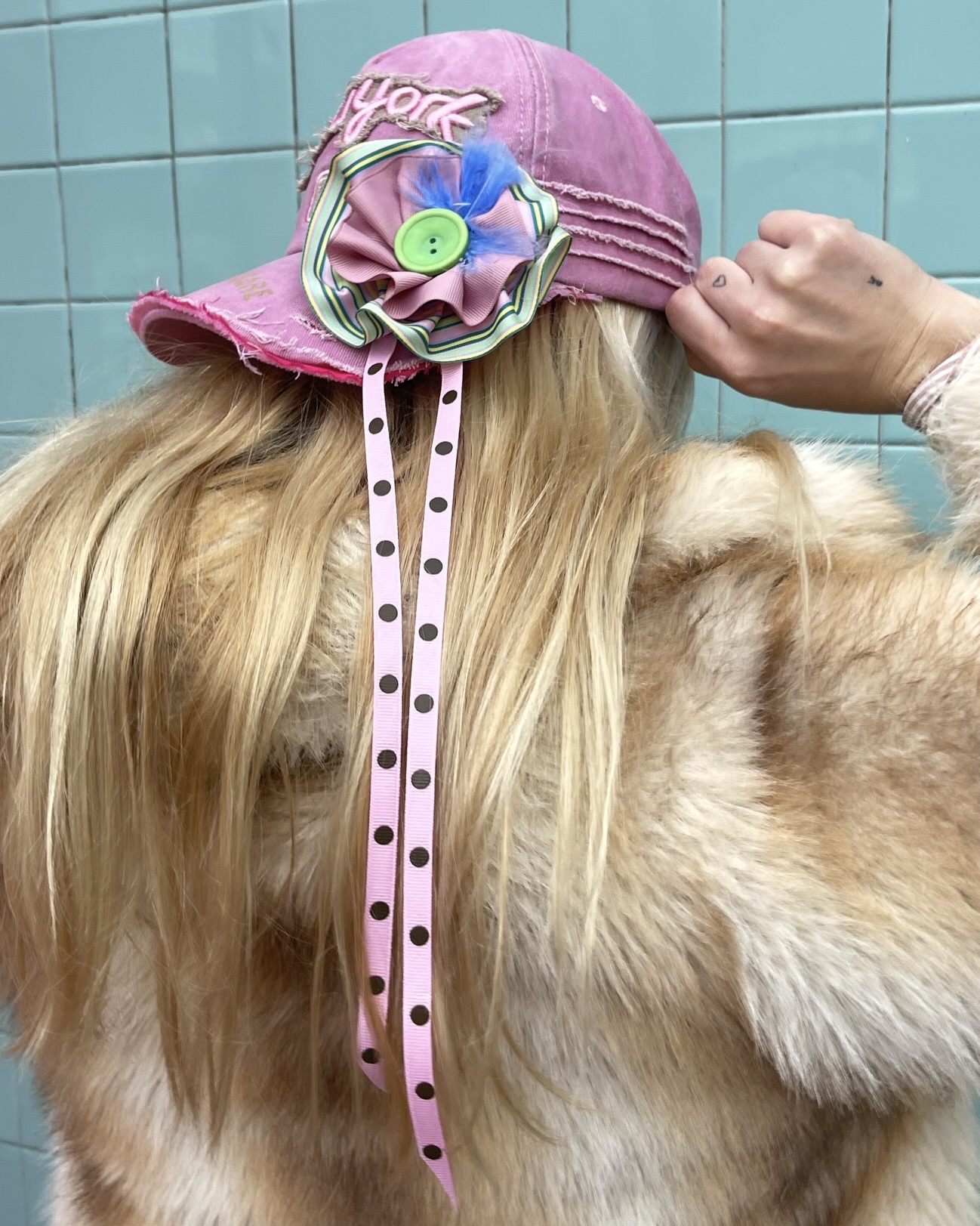 소녀들의 마음을 훔친 로제트💘
나만의 로제트를 골라 옷이나 가방에 곁들여 포인트 주자🌟🌸
최근 꽃 모양의 리본 브로치, 로제트가 유행 중인데요. 로제트는 겹겹이 접은 리본으로 꽃 모양을 만든 장식으로, 옷이나 가방, 모자 등에 달아 스타일에 포인트를 더할 수 있습니다.
특히 자신만의 취향이 담긴 커스텀 로제트가 주목받고 있는데요. 최애 얼굴 사진을 넣은 핀 버튼 형태로 만들거나, 단추와 리본 장식을 더해 개성을 표현하는 방식이 트렌드입니다. 단순한 액세서리를 넘어 팬 문화와 DIY 트렌드가 결합된 아이템입니다. 이미지7