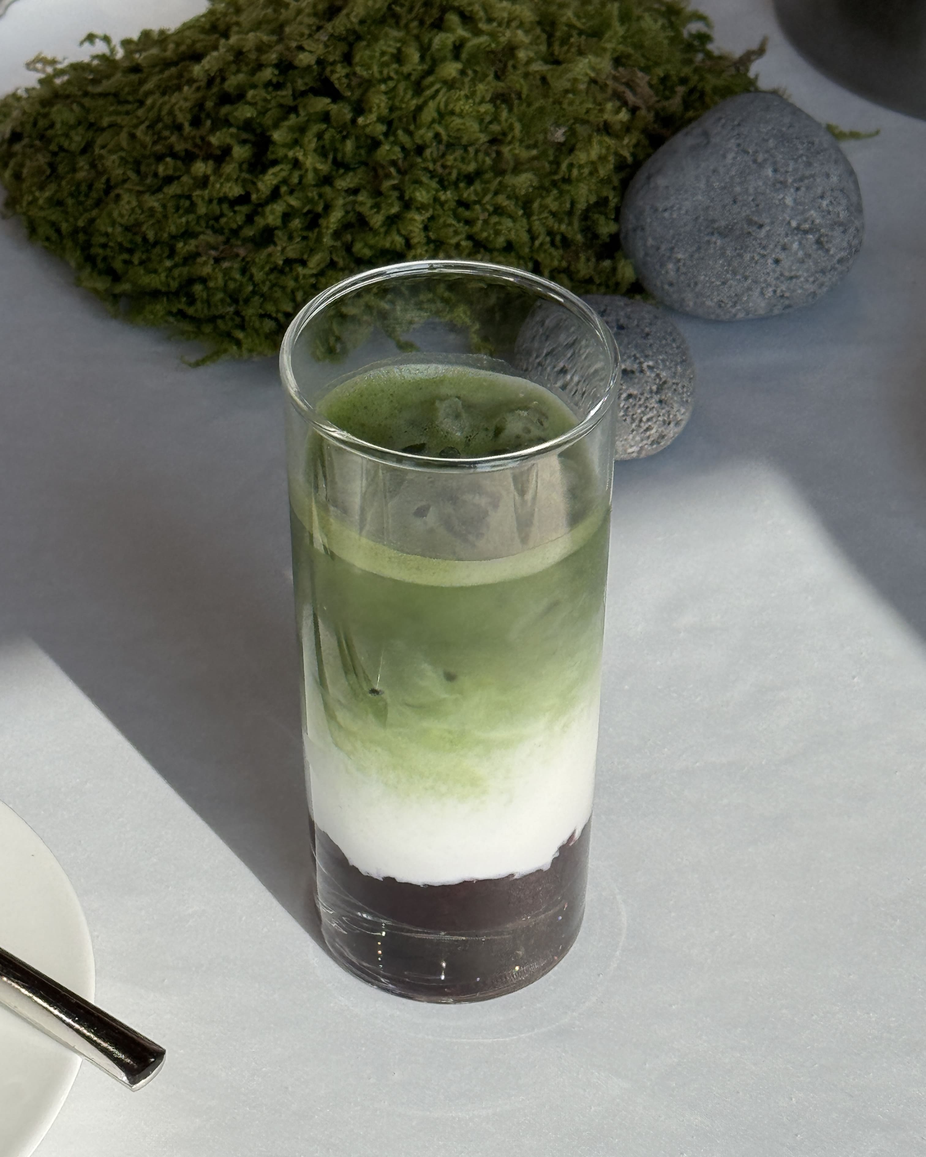 그냥 애슬레저가 아니에요!👀
퍼플 컬러와 함께 완성한 감각적인 시티 애슬레저🧘🏻♀️💜
뉴발란스 우먼스가 코트야드 메리어트 서울 보타닉파크에서 센슈얼 소프트 컬렉션과 함께한 웰니스 프로그램을 선보였습니다. 부드러운 잔골지 소재와 뛰어난 신축성을 가진 시티 애슬레저 셋업으로, 운동부터 일상까지 활용할 수 있는 점이 특징인데요. 슬림한 실루엣이 더해져 편안하고 세련된 무드를 완성했으며, 이번 컬렉션의 키 컬러인 퍼플이 더해져 감각적인 웰니스 룩을 보여줍니다.
서울식물원이 내려다보이는 호텔 루프탑에서 요가와 티 프로그램을 진행하며, 도심 속 웰니스 무드를 완성했습니다. 뉴발란스 우먼스의 웰니스 무드를 지금 바로 확인해보세요. 이미지8