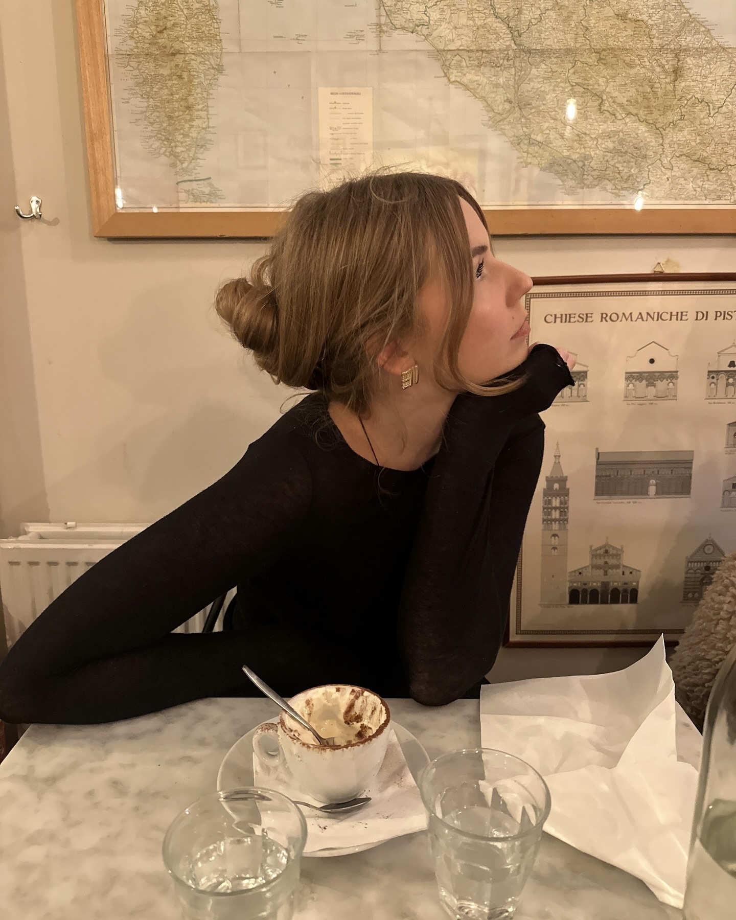 매번 이상하게 집히는 집게핀 헤어🤔
쉽고 간단하게 헤어 스타일링하는 법 알려줄게💁🏻♀️🦀
집게핀 연출법 3가지, 참고해 보세요.
1. 포니테일 집게핀 업스타일
먼저 머리를 하나로 묶어 포니테일을 만든 뒤, 위아래 두 갈래로 나눕니다. 윗부분에 집게핀을 고정한 다음, 나눠둔 위아래 각각을 다시 두 갈래로 나눠 가볍게 꼬아 집게핀 안쪽으로 넣어 정돈하면 스타일이 완성됩니다.
2. 트위스트 집게핀 업스타일
머리카락을 한 손에 모아 잡은 뒤 두 손가락에 한 바퀴 감아 비틀듯 위로 올립니다. 남은 끝부분은 안쪽으로 넣어 하나로 정리한 다음 집게핀으로 고정합니다. 마지막으로 볼륨을 살려 가볍게 정돈하면 스타일이 완성됩니다.
3. 집게핀 꼬임 업스타일
머리카락을 한 손에 모은 뒤 집게핀을 뒤집은 상태로 위쪽에서 넣어 고정합니다. 이후 집게핀을 옆으로 돌리듯 고정한 다음, 남은 꽁지머리를 위로 올려 집게핀 안쪽에 넣어 정리하면 스타일이 완성됩니다. 이미지5