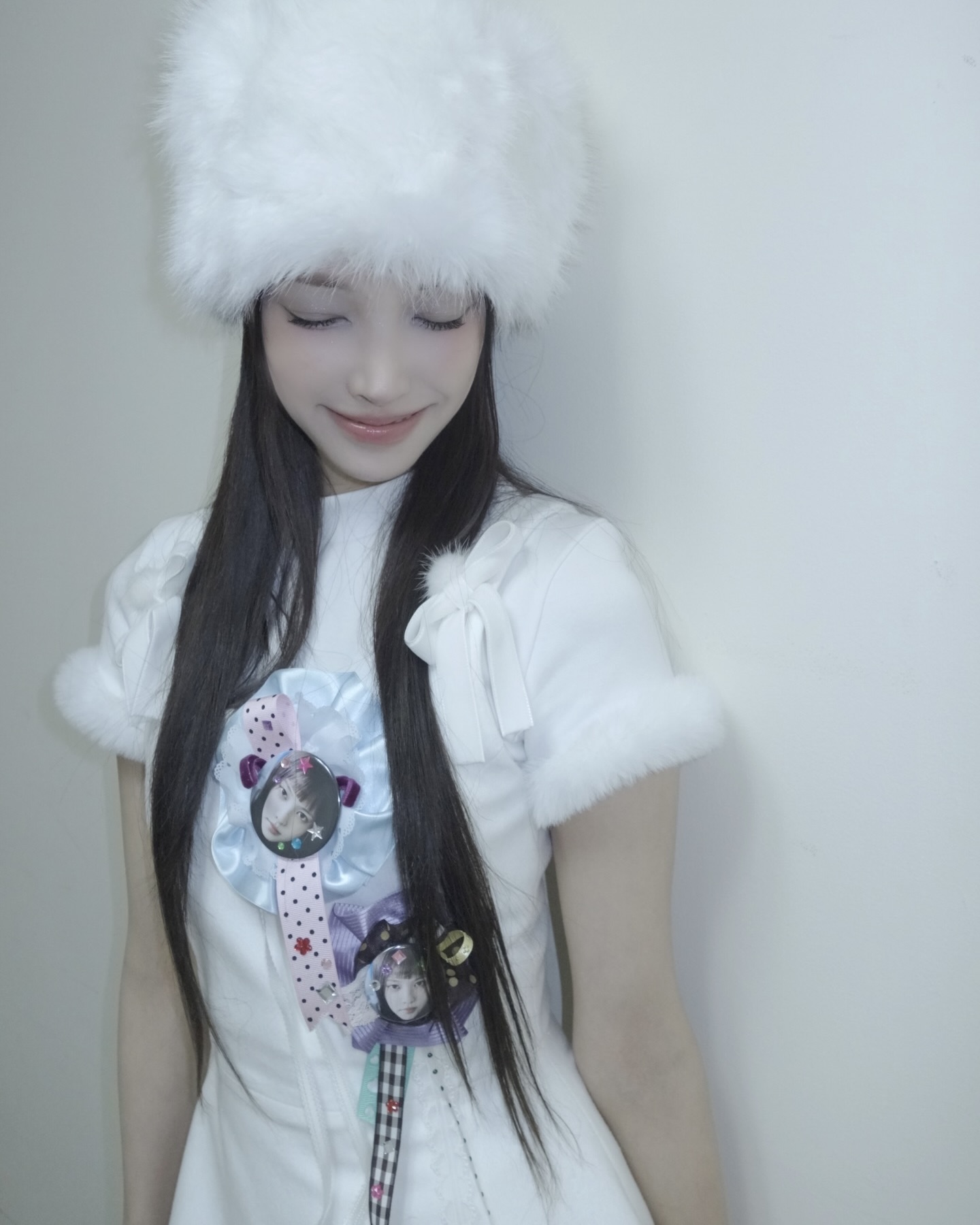 소녀들의 마음을 훔친 로제트💘
나만의 로제트를 골라 옷이나 가방에 곁들여 포인트 주자🌟🌸
최근 꽃 모양의 리본 브로치, 로제트가 유행 중인데요. 로제트는 겹겹이 접은 리본으로 꽃 모양을 만든 장식으로, 옷이나 가방, 모자 등에 달아 스타일에 포인트를 더할 수 있습니다.
특히 자신만의 취향이 담긴 커스텀 로제트가 주목받고 있는데요. 최애 얼굴 사진을 넣은 핀 버튼 형태로 만들거나, 단추와 리본 장식을 더해 개성을 표현하는 방식이 트렌드입니다. 단순한 액세서리를 넘어 팬 문화와 DIY 트렌드가 결합된 아이템입니다. 이미지10