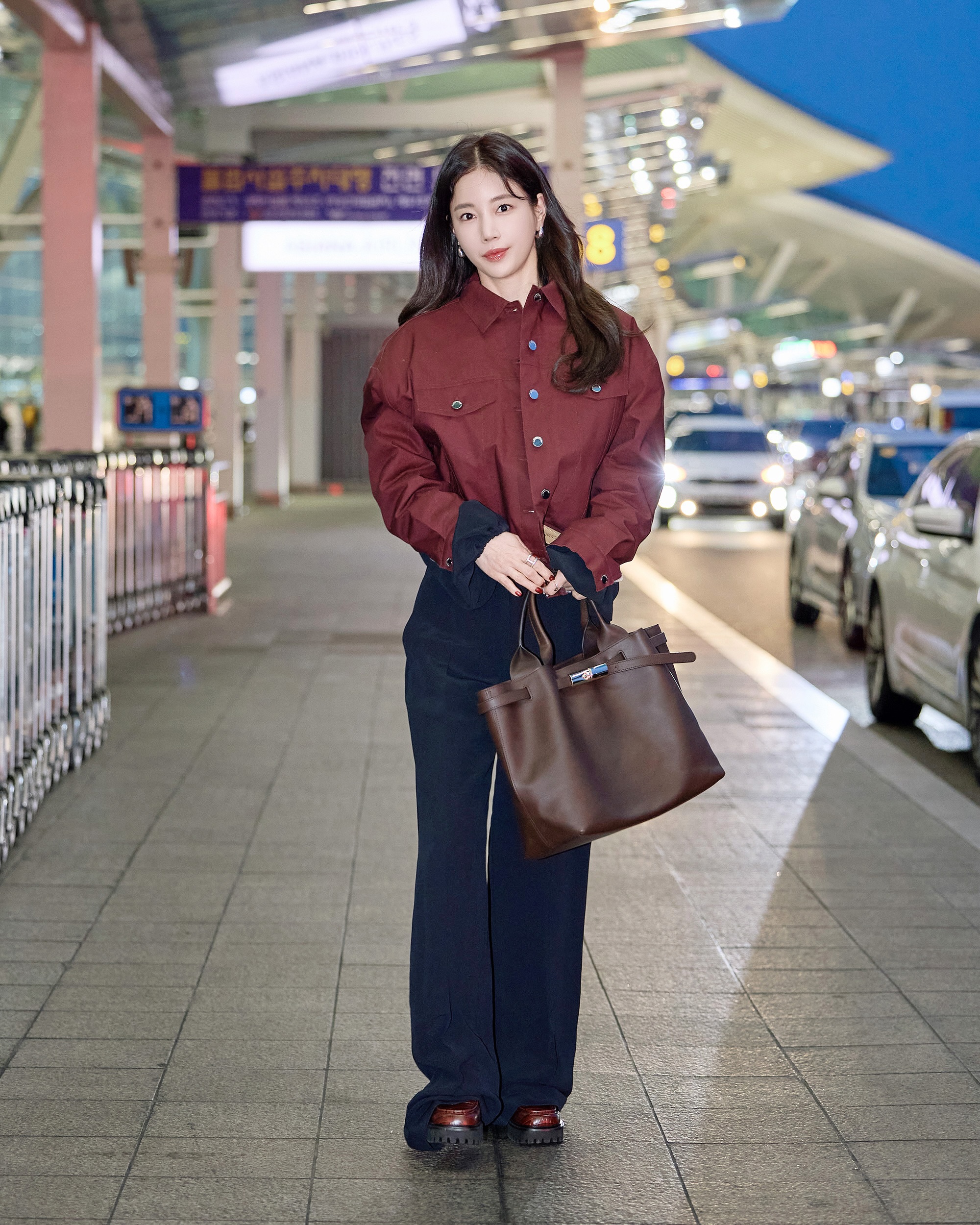 다시 돌아온 빅백의 시대✨
보부상 취향 저격할 넉넉한 수납력 소유한 빅백 3가지🪄🤎
이번 시즌 트렌드 빅백 3가지 추천해 드릴게요.
1. 발렌시아가 여성 로데오 핸드백, 500만 원대
유나가 든 숄더백은 매끄러운 카프스킨 소재와 빈티지 실버 장식이 포인트입니다. 클로슈 키링과 스플릿 링 디테일이 더해졌고, 넉넉한 수납공간으로 실용성까지 갖췄습니다. 체크 셔츠와 브라운 팬츠에 매치해 캐주얼하면서도 세련된 룩을 완성했습니다.
2. 롱샴 르 스마트 탑 핸들백, 190만 원대
기은세가 착용한 토트백은 부드러운 카프스킨 가죽으로 우아한 실루엣을 살린 디자인입니다. 뱀부 클래스프로 장식된 벨트는 길이 조절이 가능해 다양한 스타일로 연출할 수 있죠. 버건디 블루종과 블랙 팬츠에 더해 센스 있는 톤온톤 포인트를 주었습니다.
3. 분크 퍼펙 버튼 업 소프트 호보, 40만 원대
함은정이 든 호보백은 소프트한 가죽으로 자연스럽게 떨어지는 쉐입이 특징입니다. 스냅 장식으로 단계별 클로징이 가능하며, 넉넉한 수납력과 편안한 착용감을 갖춘 빅백이죠. 블레이저와 슬랙스에 매치해 클래식하면서 세련된 오피스룩을 완성했습니다. 이미지5